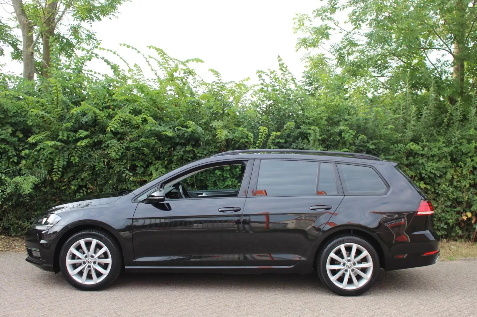 Volkswagen Golf Variant 1.0 TSI Comfortline *Carplay Zwart - 2