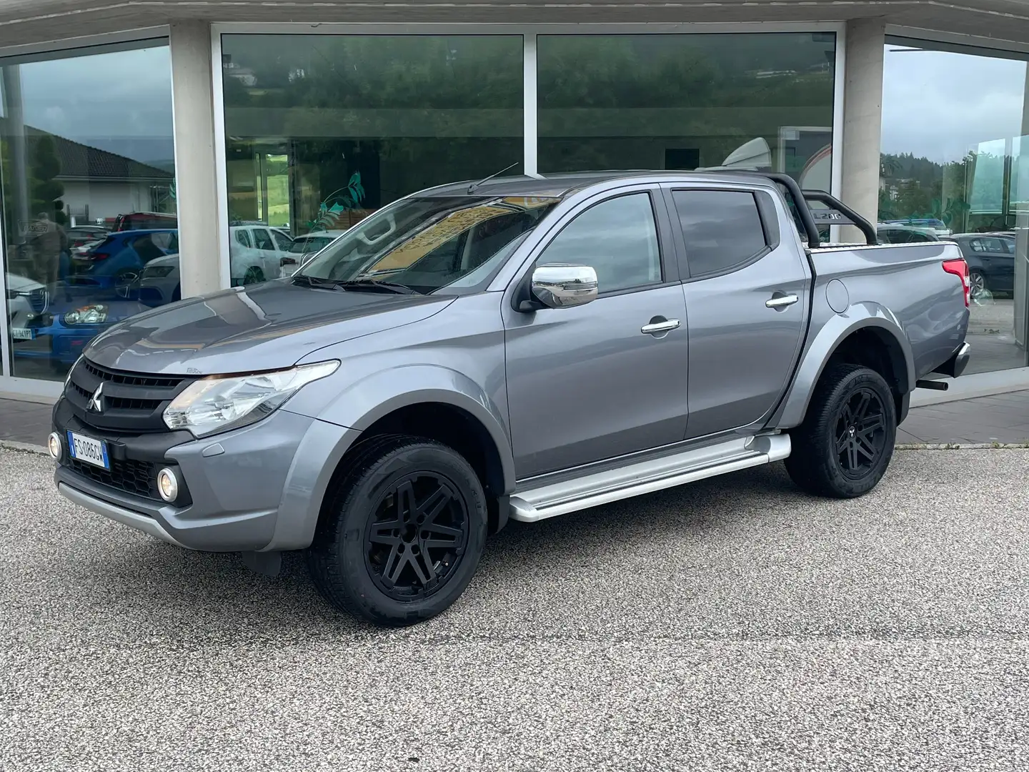 Mitsubishi L200 d.cab 2.4d 4wd 181cv EDITION 100 Plateado - 1