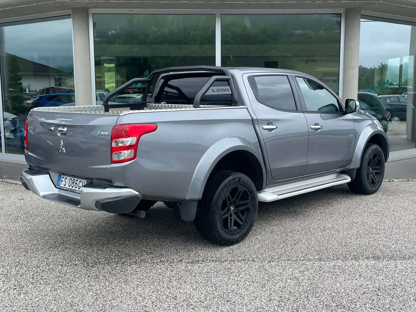Mitsubishi L200 d.cab 2.4d 4wd 181cv EDITION 100 Plateado - 2