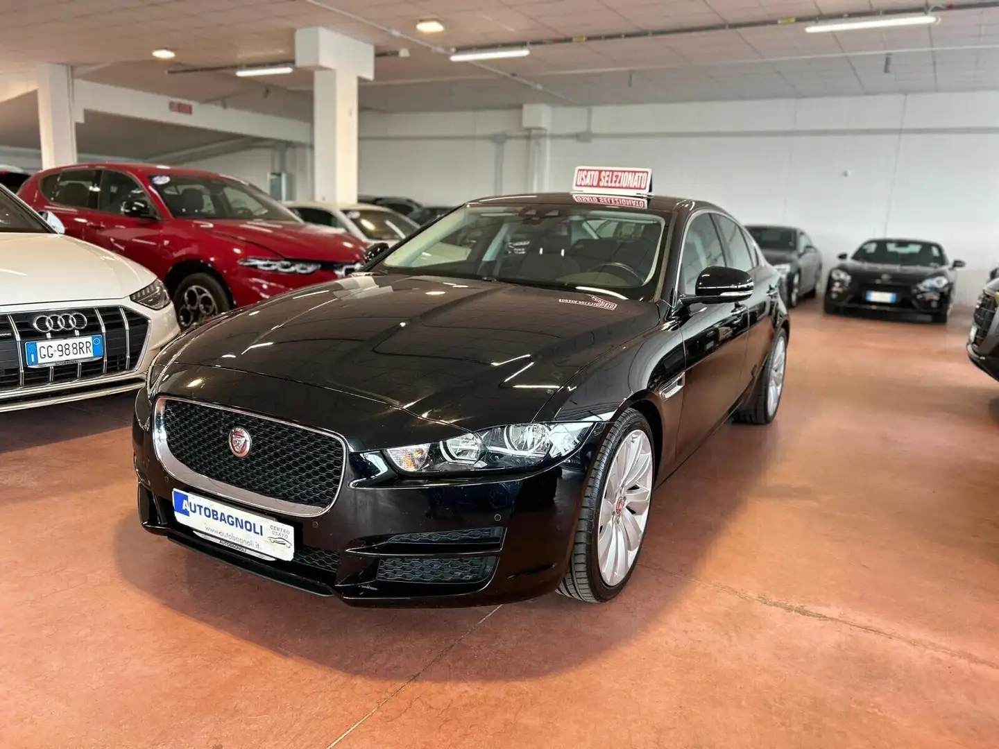 Jaguar XE PURE 2.0 D Turbo 180 CV aut. Nero - 1