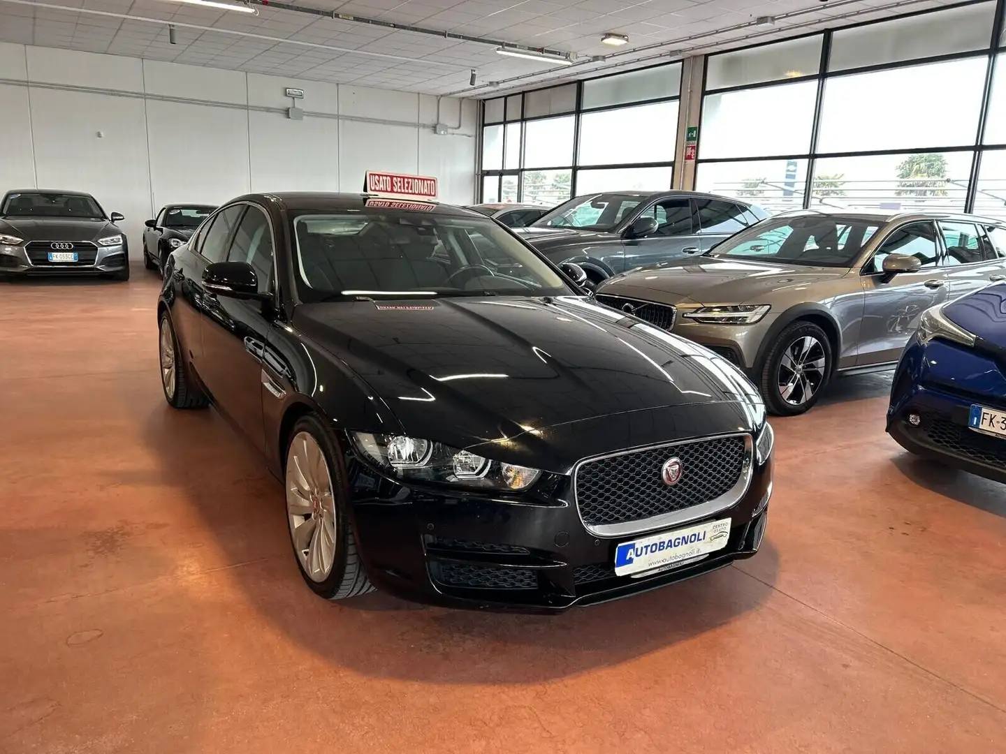 Jaguar XE PURE 2.0 D Turbo 180 CV aut. Nero - 2