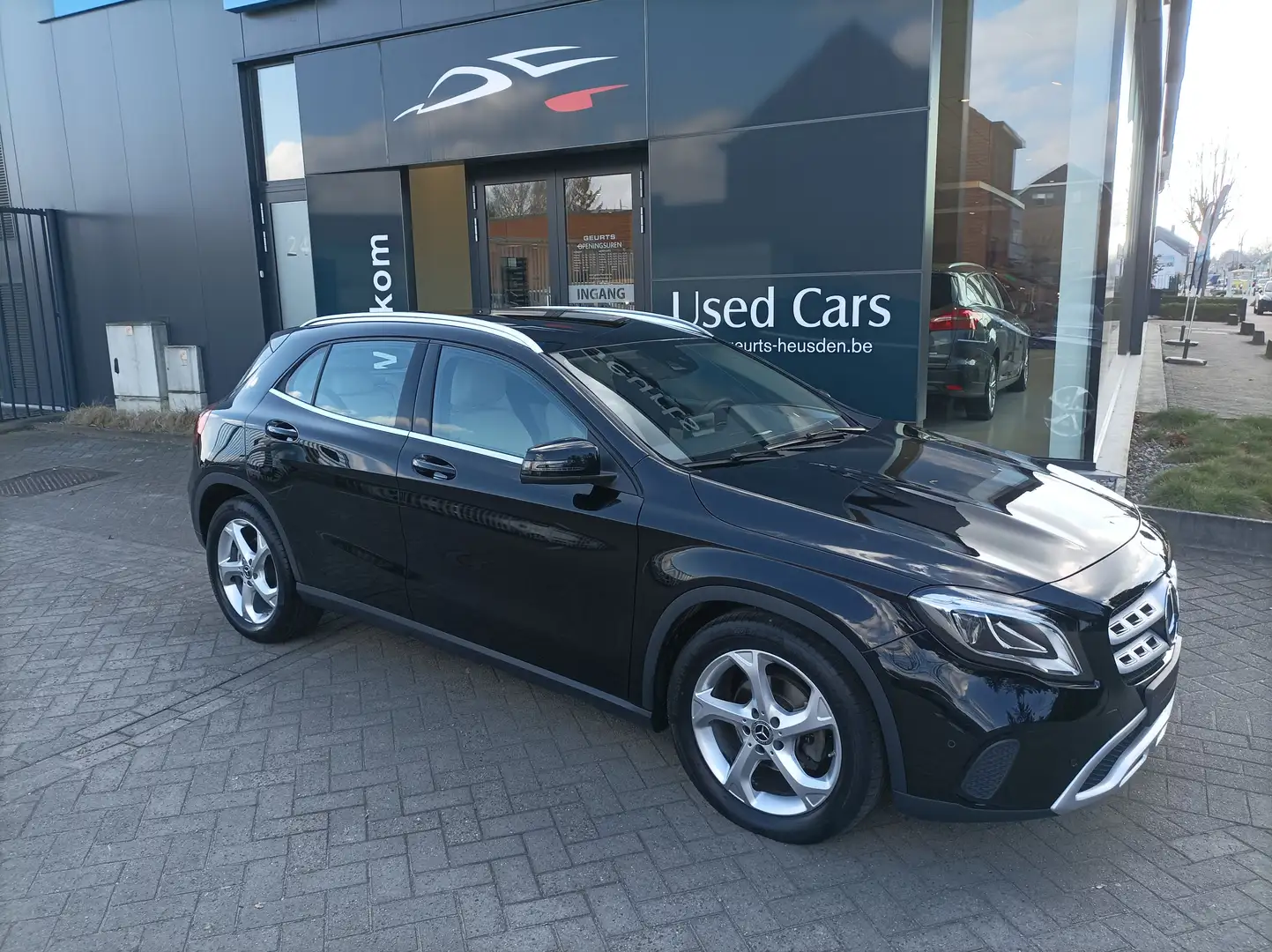 Mercedes-Benz GLA 180 AMG-LINE Černá - 2