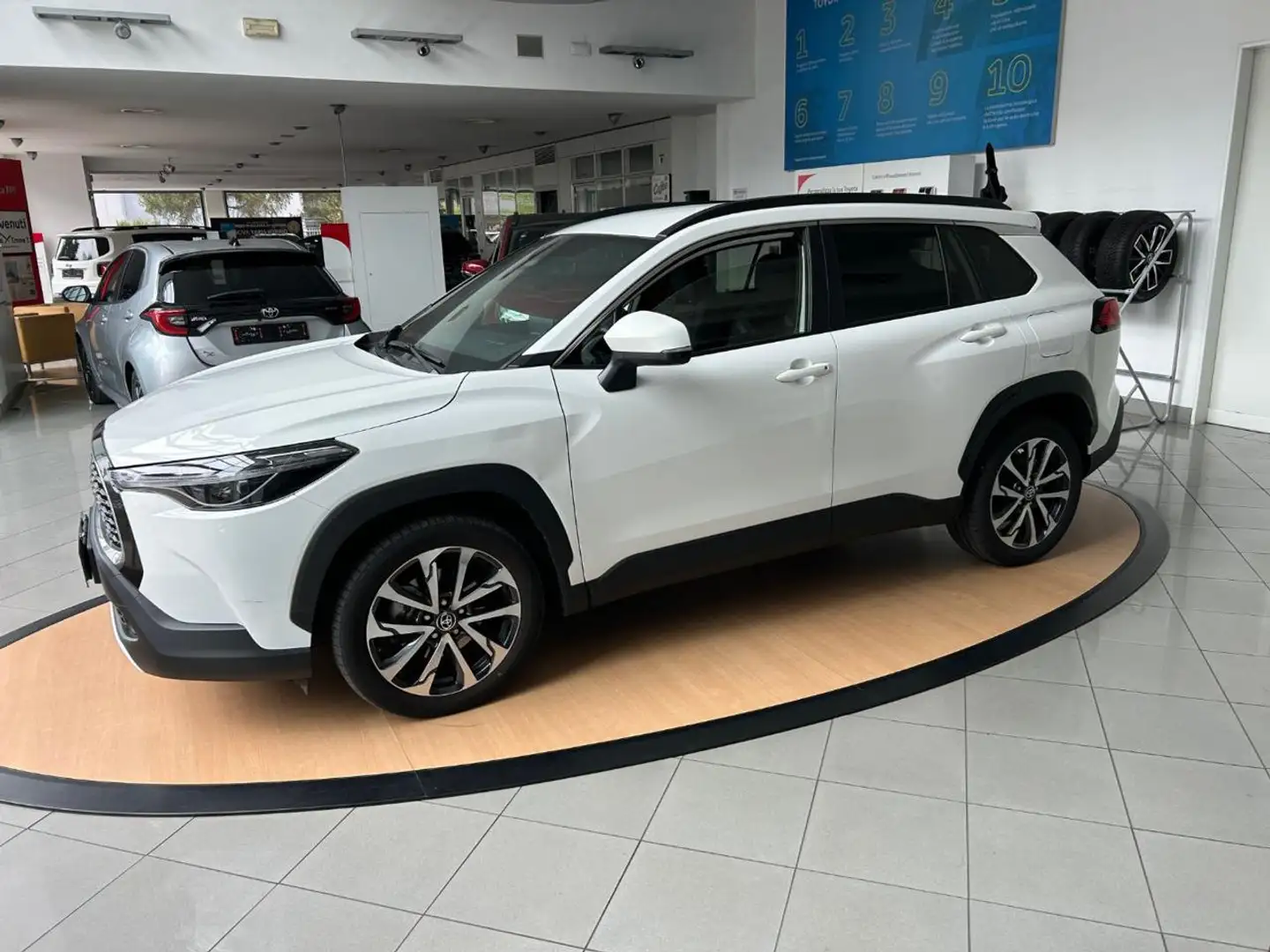 Toyota Corolla Cross 1.8 Hybrid 140 CV E-CVT Trend Bianco - 2