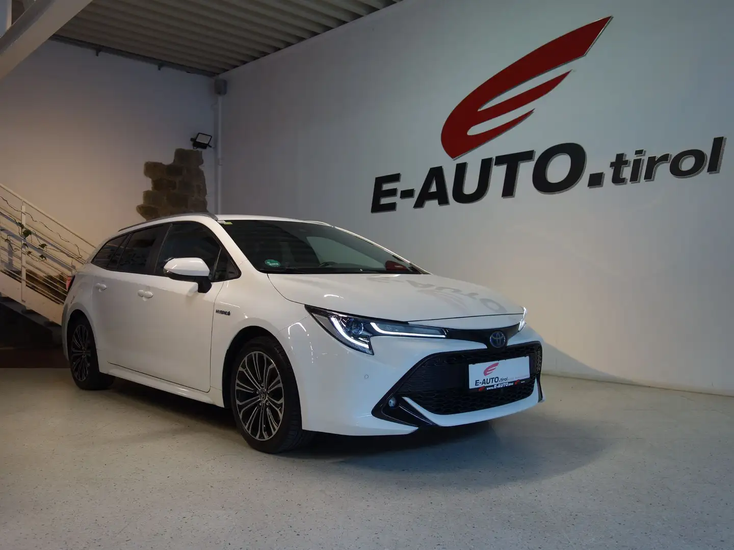 Toyota Corolla Kombi 2,0 Hybrid  Aut. *180PS SYSTEM *GARANTIE *A Weiß - 1