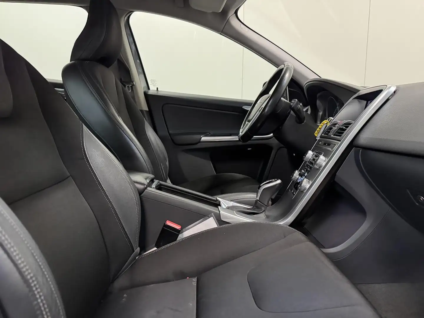 Volvo XC60 2.0 D3 Autom. - GPS - Airco - Topstaat! Gri - 2