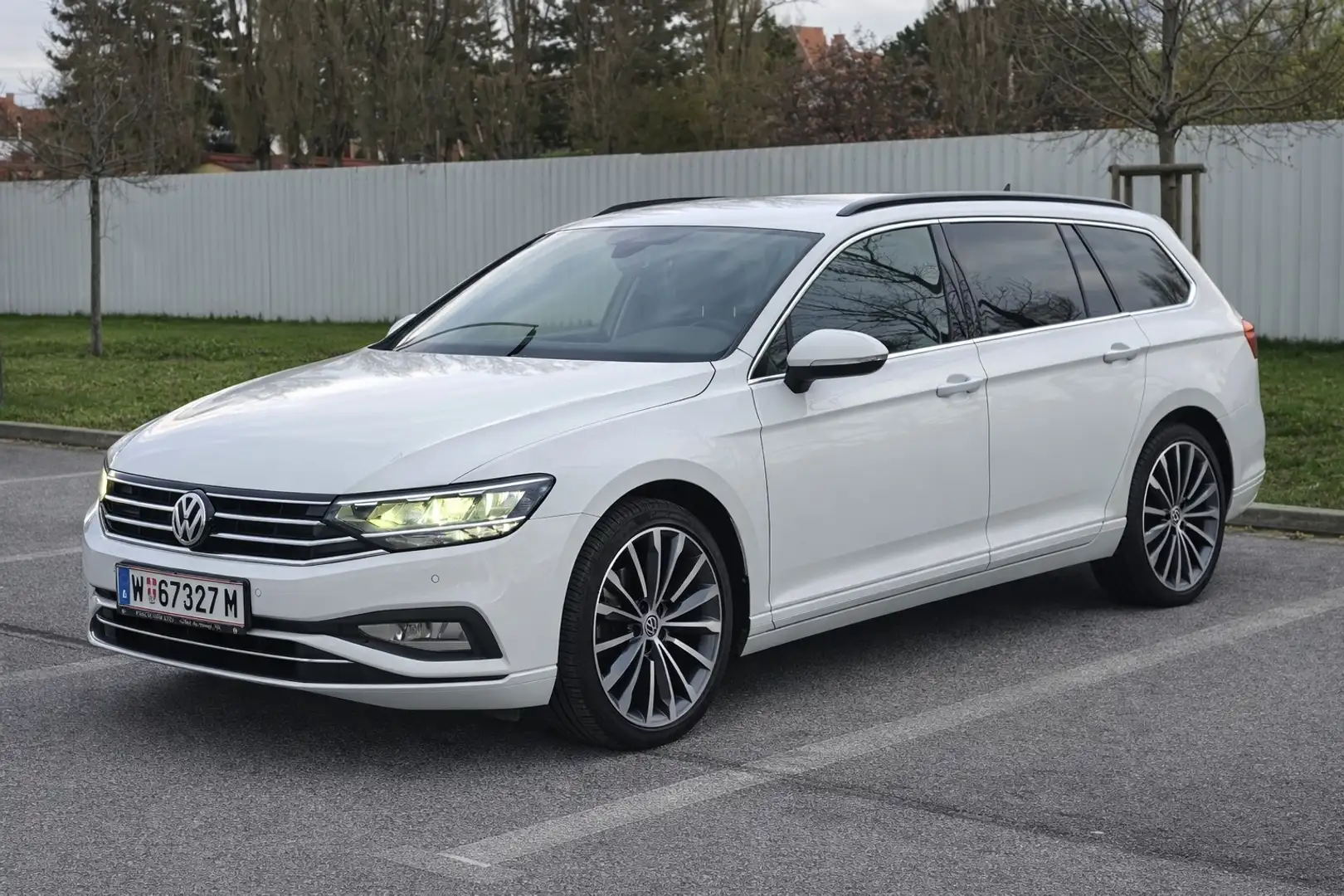 Volkswagen Passat DSG ACC LED Leder AHK 8x ÖAMTC Pickel Neu 03/2027 Weiß - 2