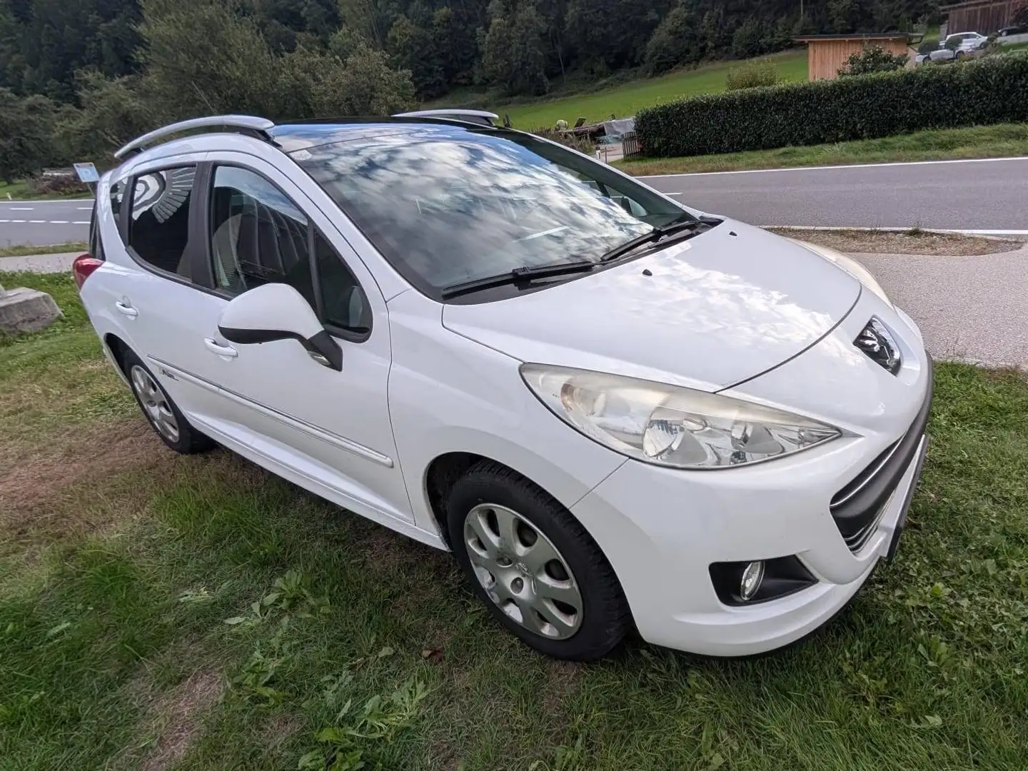 Peugeot 207 207 SW Active 1,4 16V VTi Active Weiß - 1
