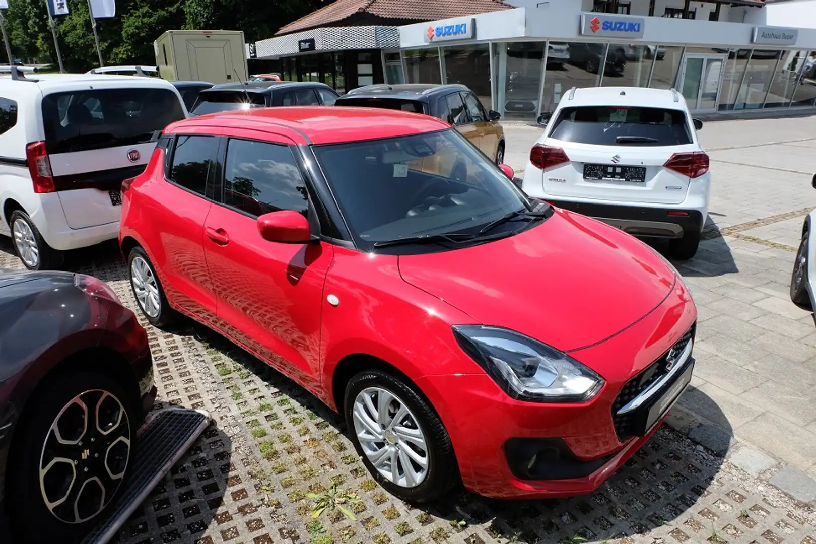 Suzuki Swift 1.2 5D CVT COMFORT HYBRID AUTOMATIK Rot - 2