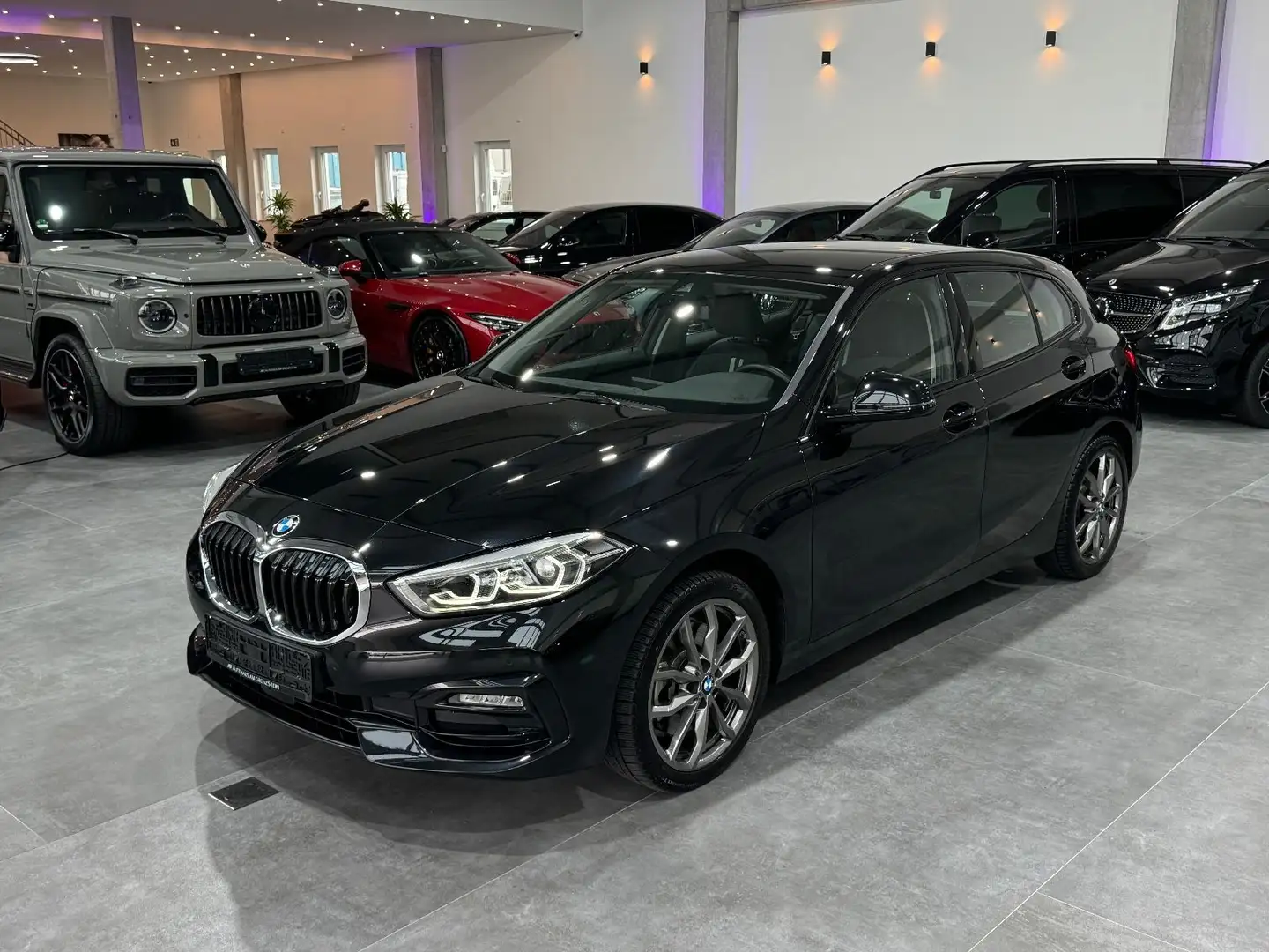 BMW 120 d xDrive Sport Line*Kamera*SHZ*LenkHz*App* Schwarz - 1