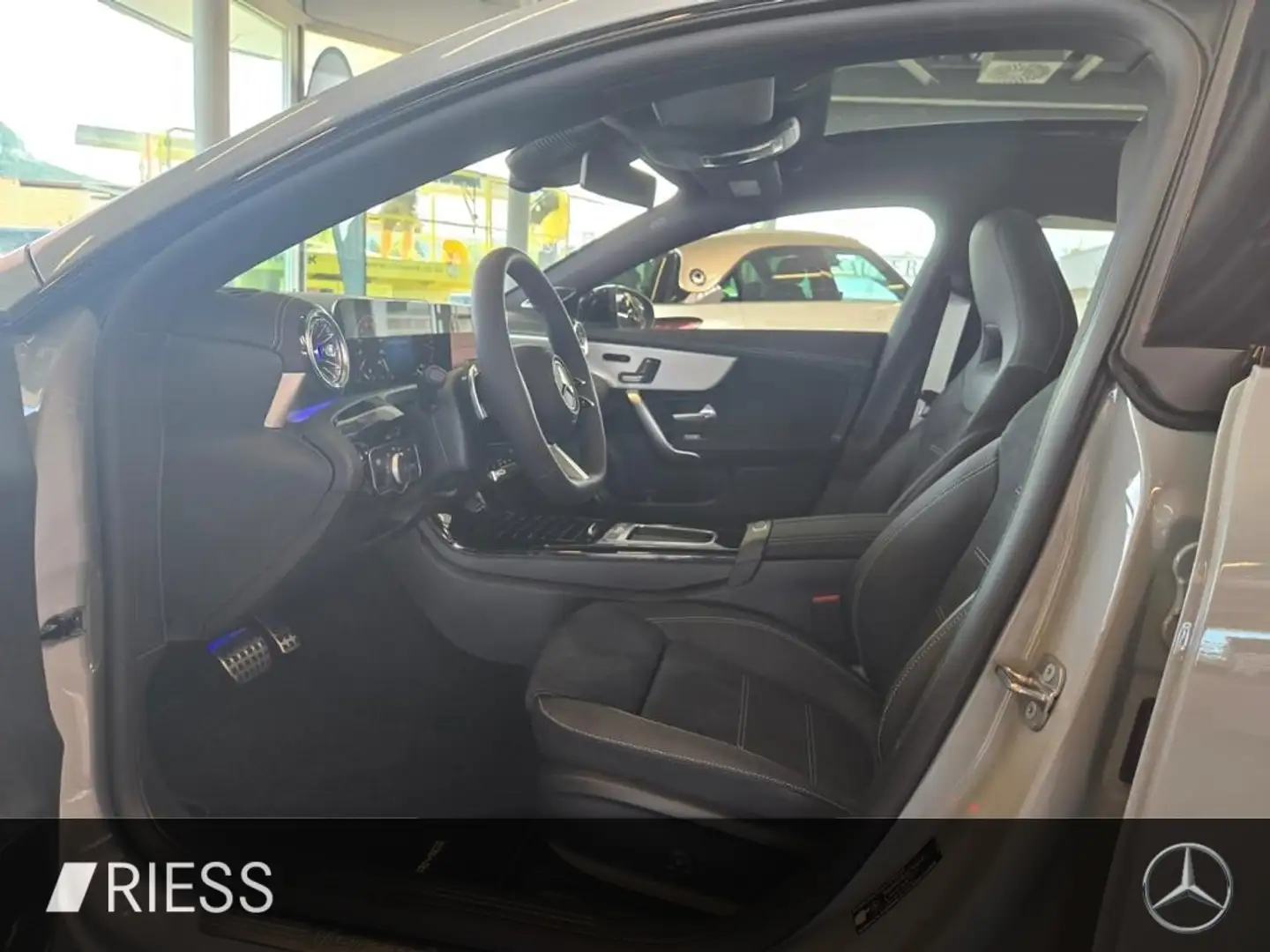 Mercedes-Benz CLA 250 e Coupé EQ AMG+AHK+PANO+DISTRONIC+360°+ Grau - 2