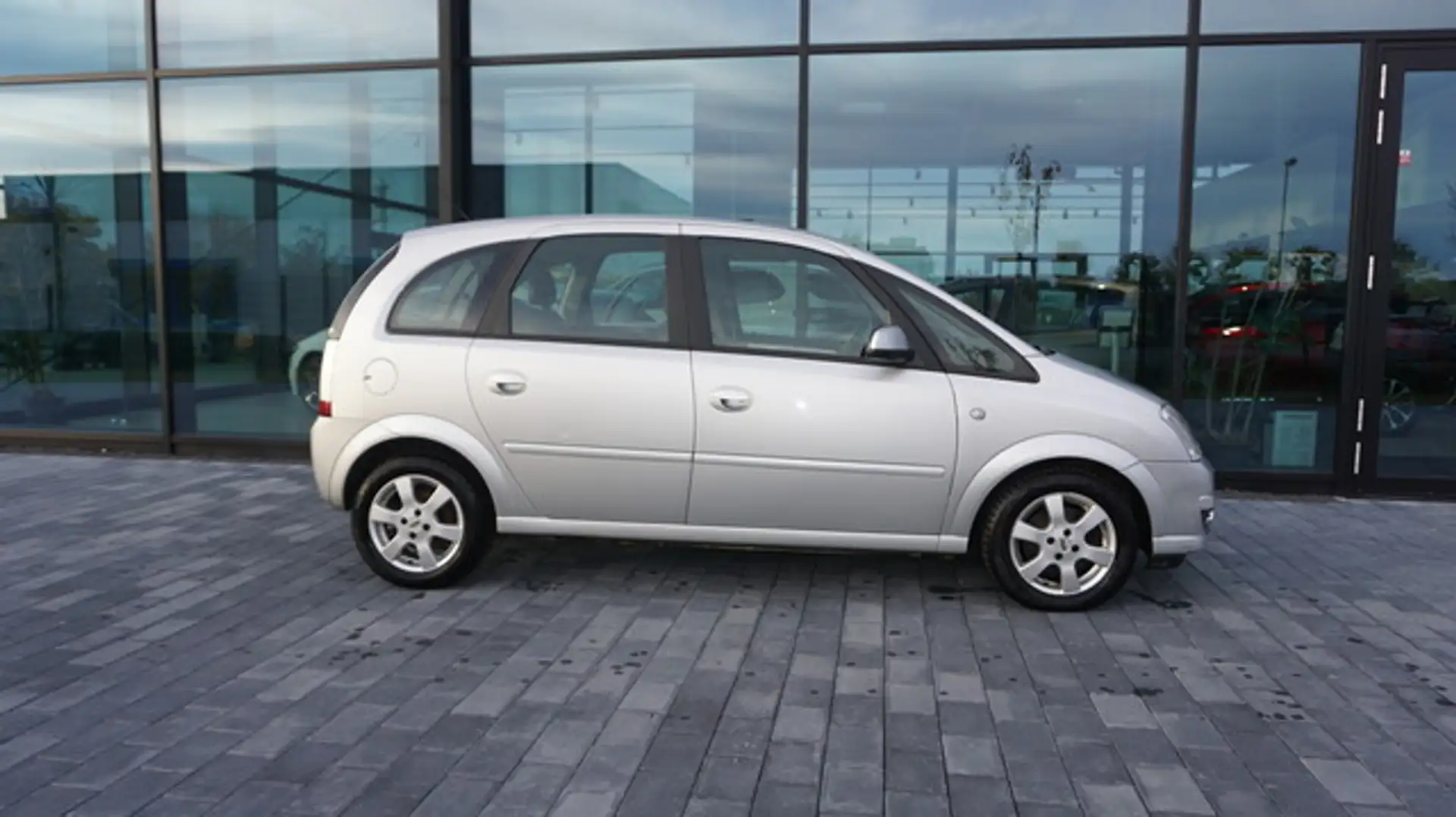 Opel Meriva KLIMAAUTOMATIK+EINPARKHILFE Selection Silber - 1