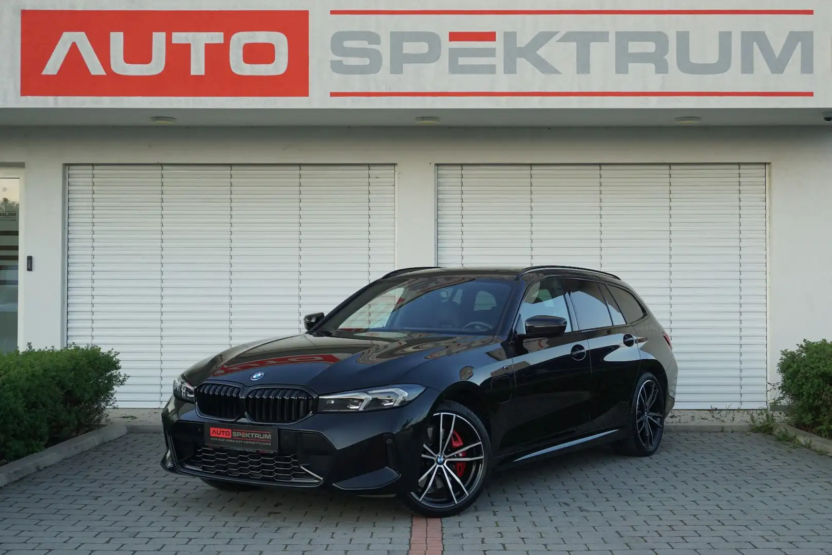 BMW 330 330e xDrive Touring M Sport | € 420 mtl | AHK | P Noir - 1