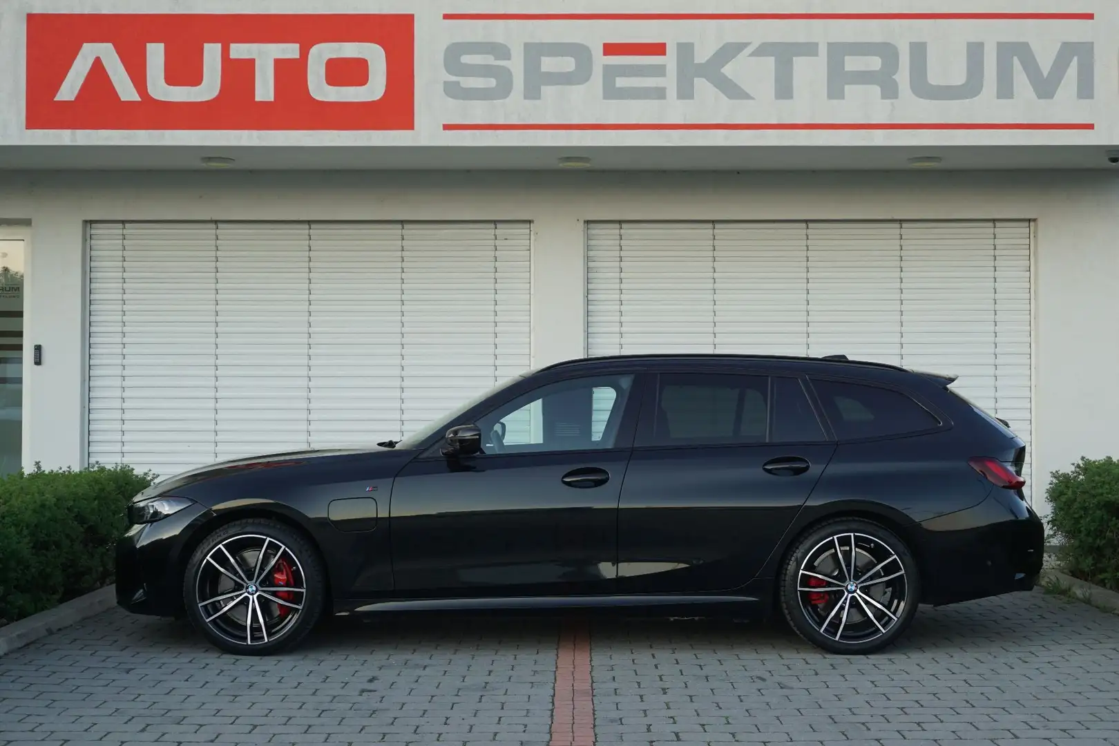 BMW 330 330e xDrive Touring M Sport | € 420 mtl | AHK | P Noir - 2
