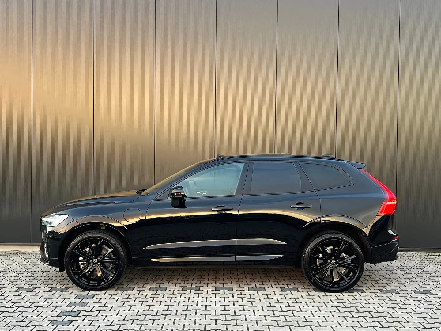 Volvo XC60 T6 Plug-in hybrid AWD Plus Black Edition | Panoram Noir - 2