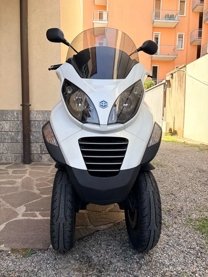 Piaggio MP3 400