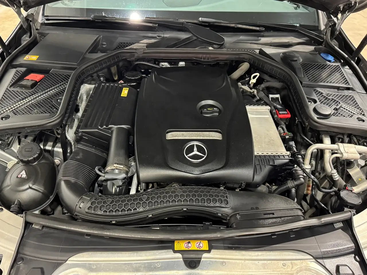 Mercedes-Benz C-Class снимка Mercedes-Benz C-Class