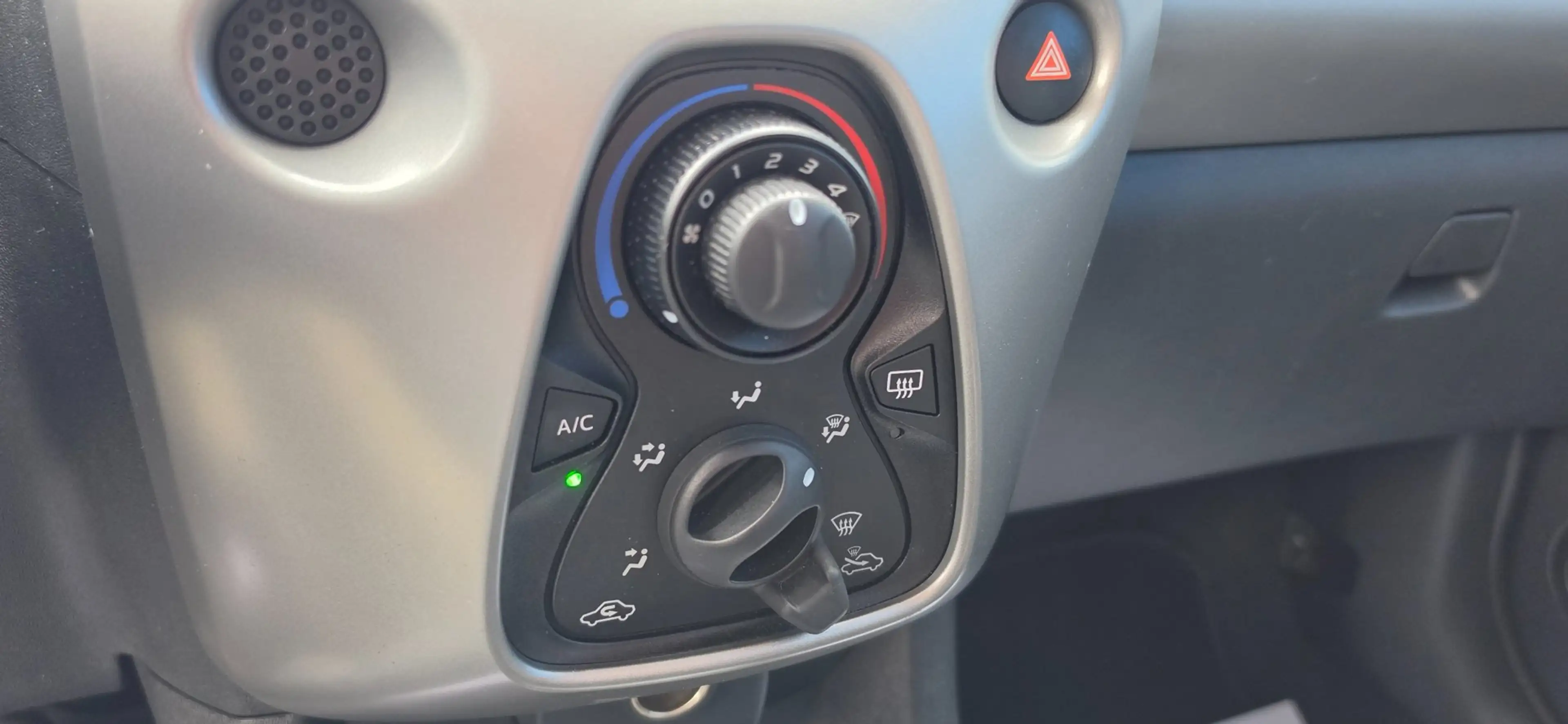 Toyota Aygo 1.0 VVT-i x-play 5Drs Airco Camera Bleutooth NAP — photo 14