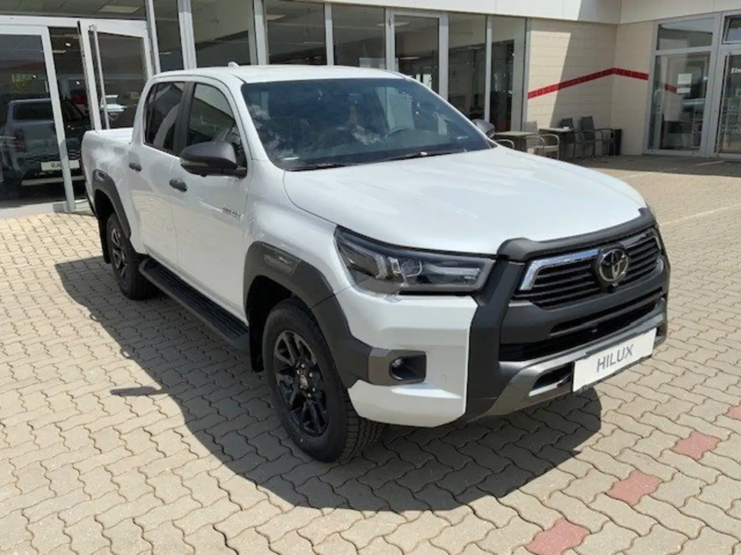 Toyota Hilux 2,8D Double Cab Invincible 4x4 Mild Hybrid Weiß - 1
