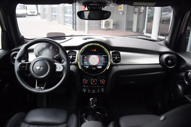 Mini Hatch view 12