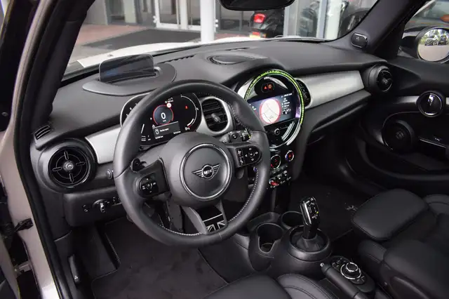 Mini Hatch view 4