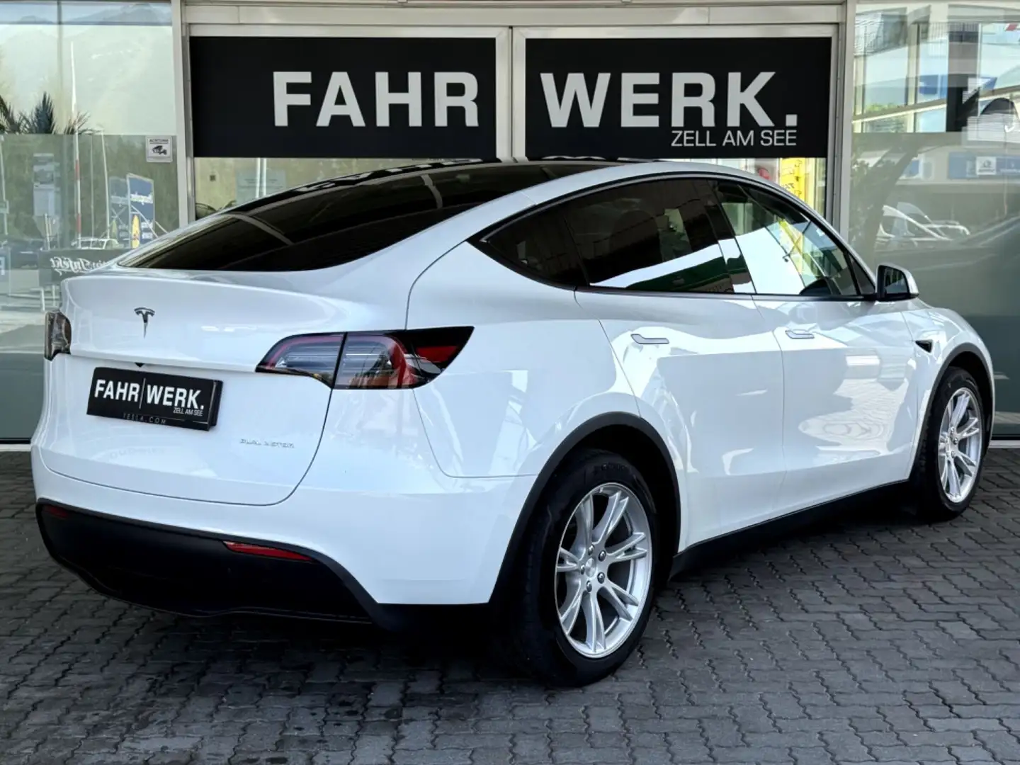Tesla Model Y Dual AWD Weiß - 2