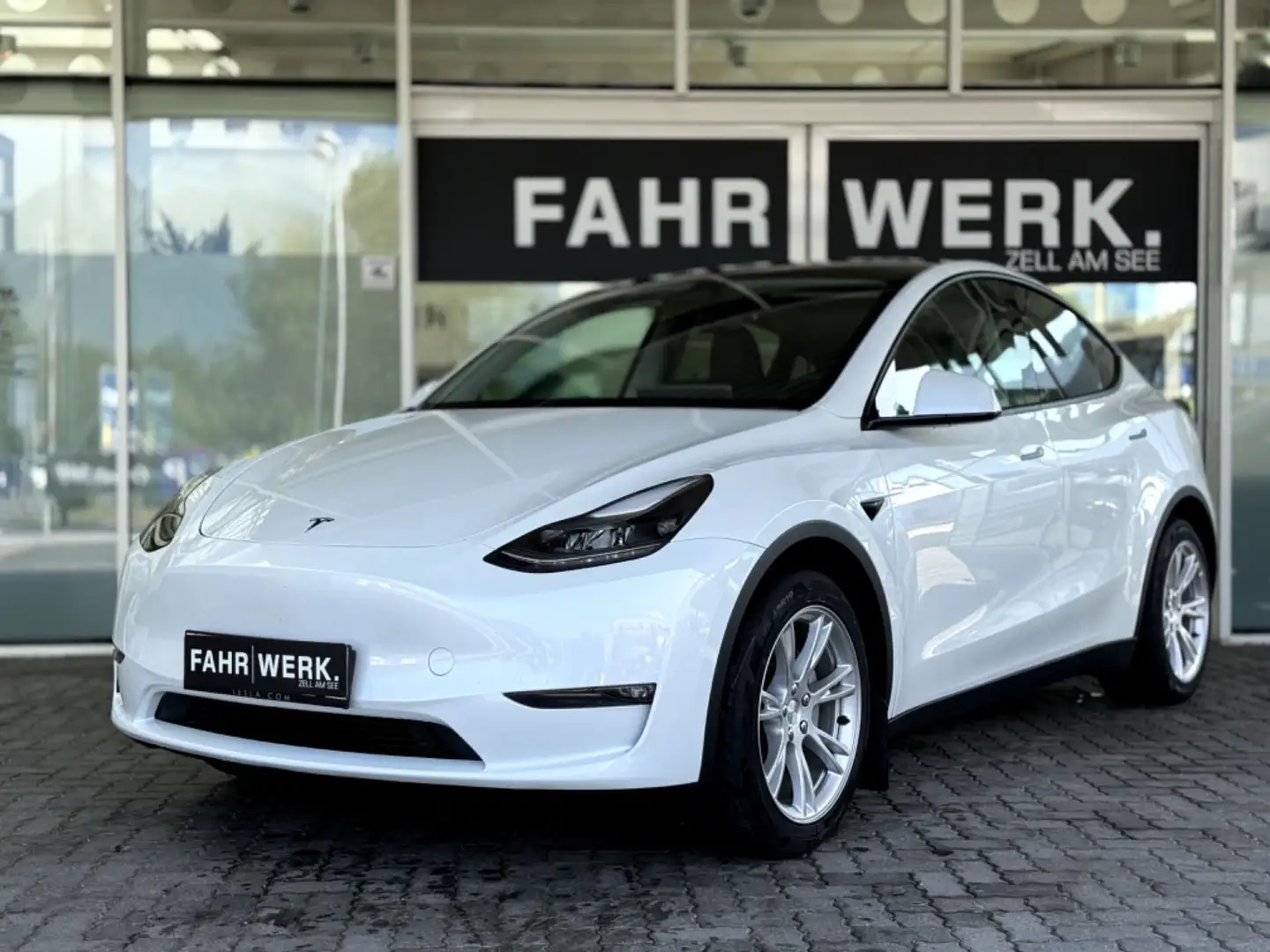 Tesla Model Y Dual AWD Weiß - 1