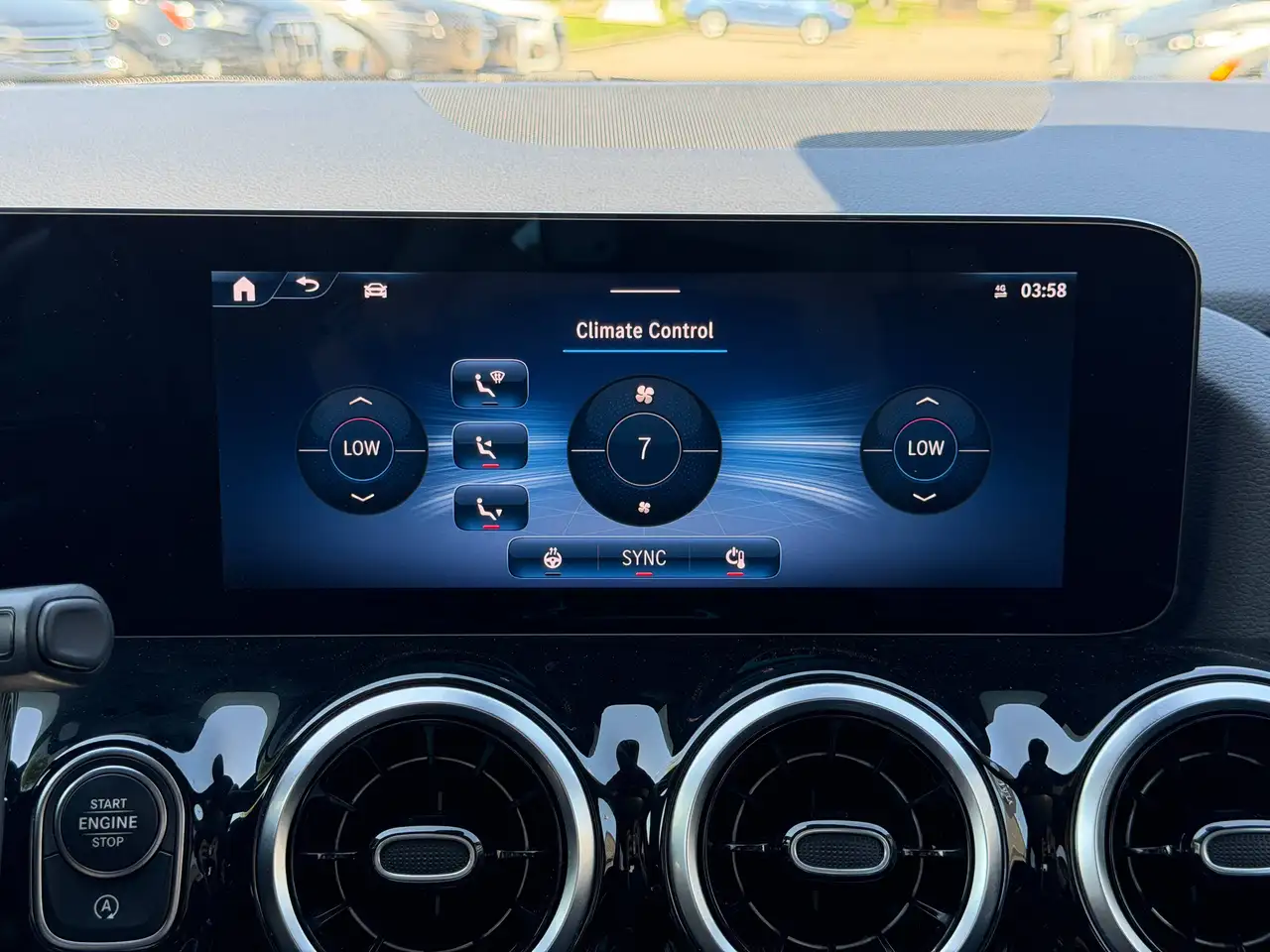 Mercedes-Benz GLA снимка Mercedes-Benz GLA