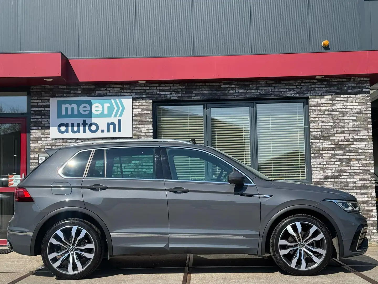 Volkswagen Tiguan 1.5 TSI DSG 3x R-LINE BOM VOL! HUD l 360 l IQ-LIGH Gris - 2
