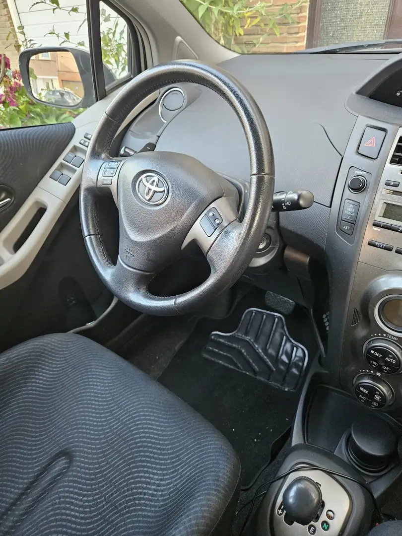 Toyota Yaris 1300VVT-I AUTOMATIQUE Beige - 1