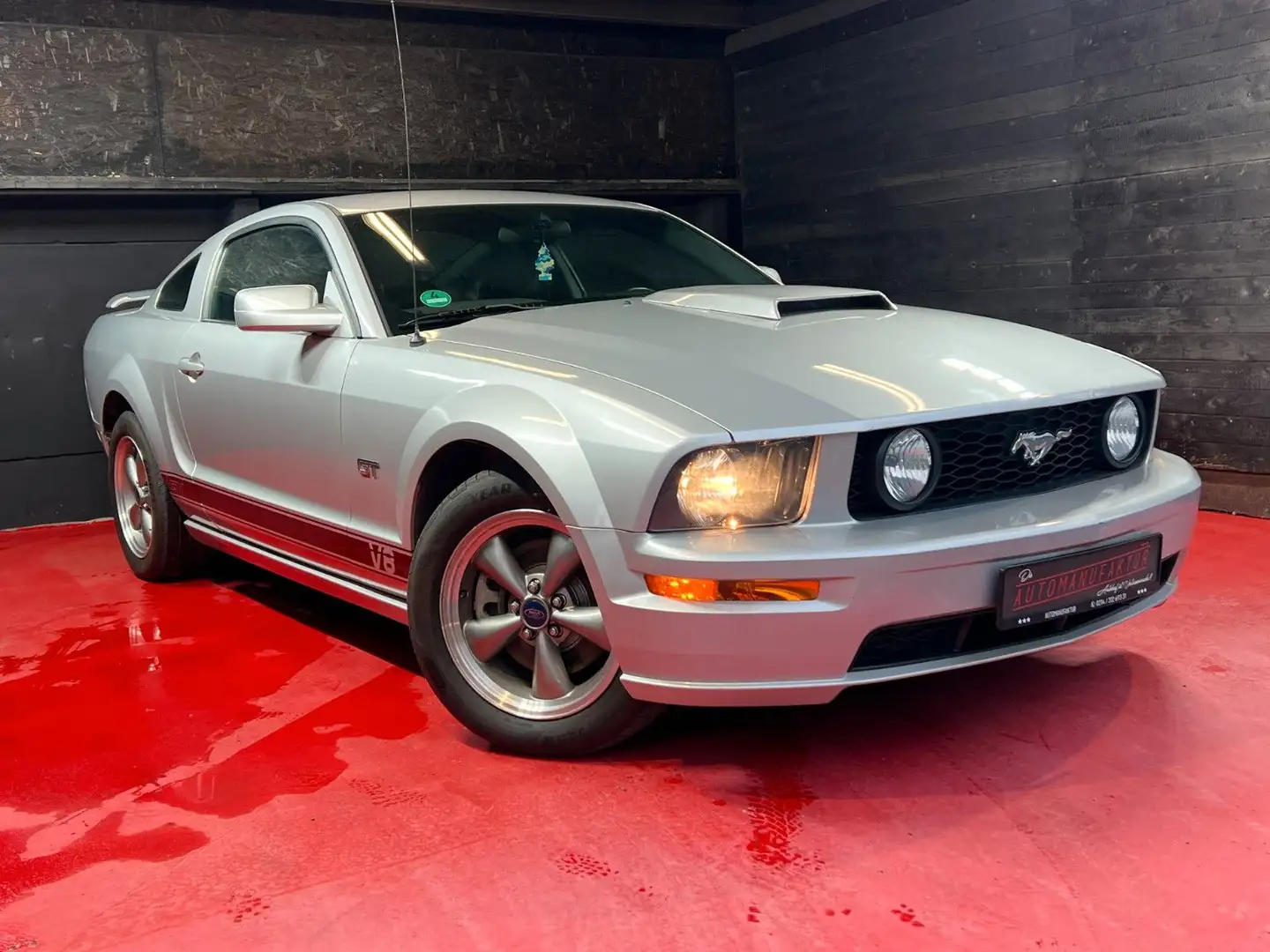 Ford Mustang V8 Silber - 1