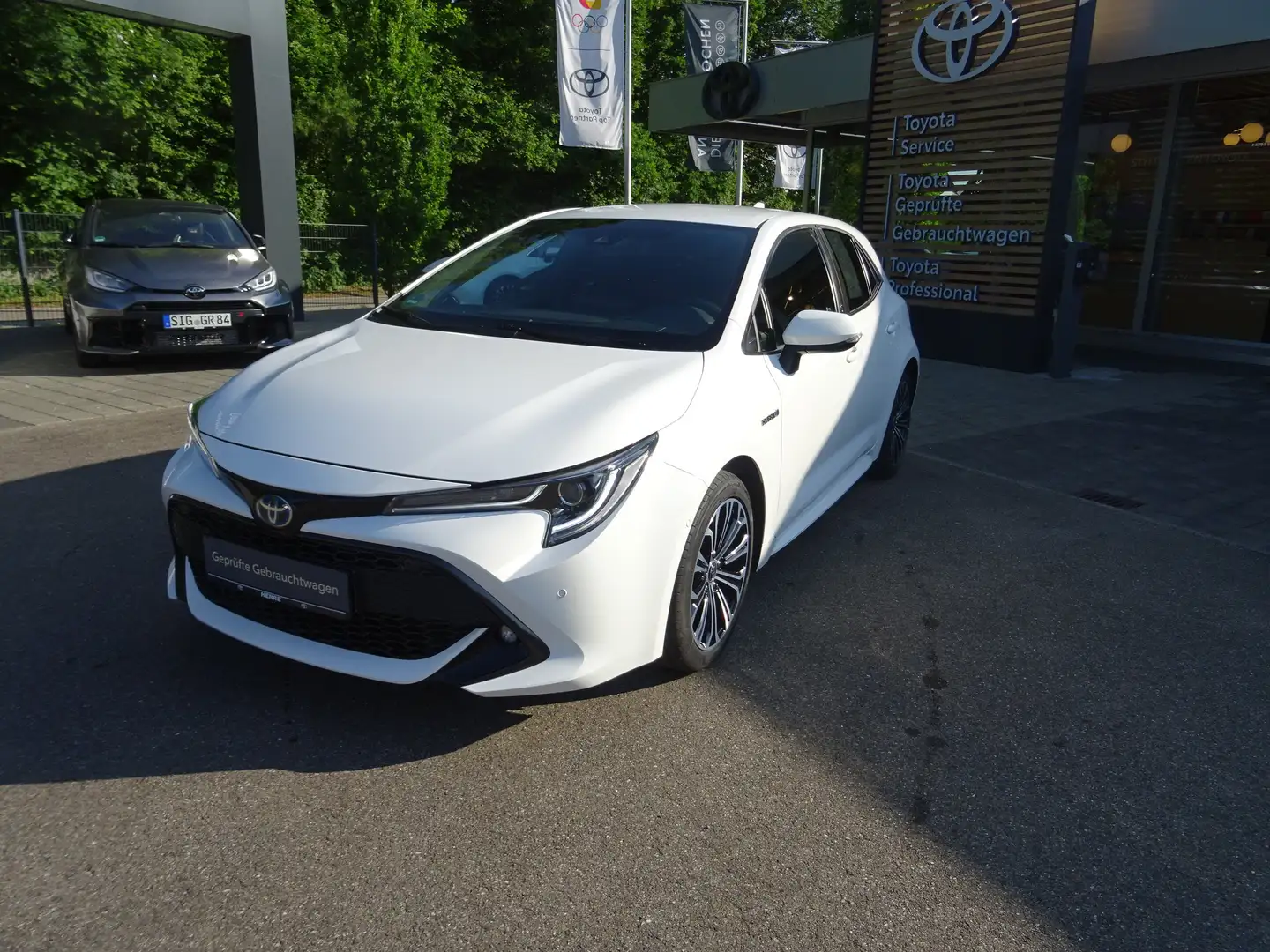 Toyota Corolla Hybrid Team D Rouge - 1