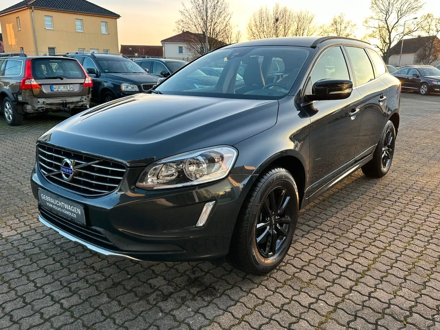 Volvo XC60 Momentum 2WD Grau - 2