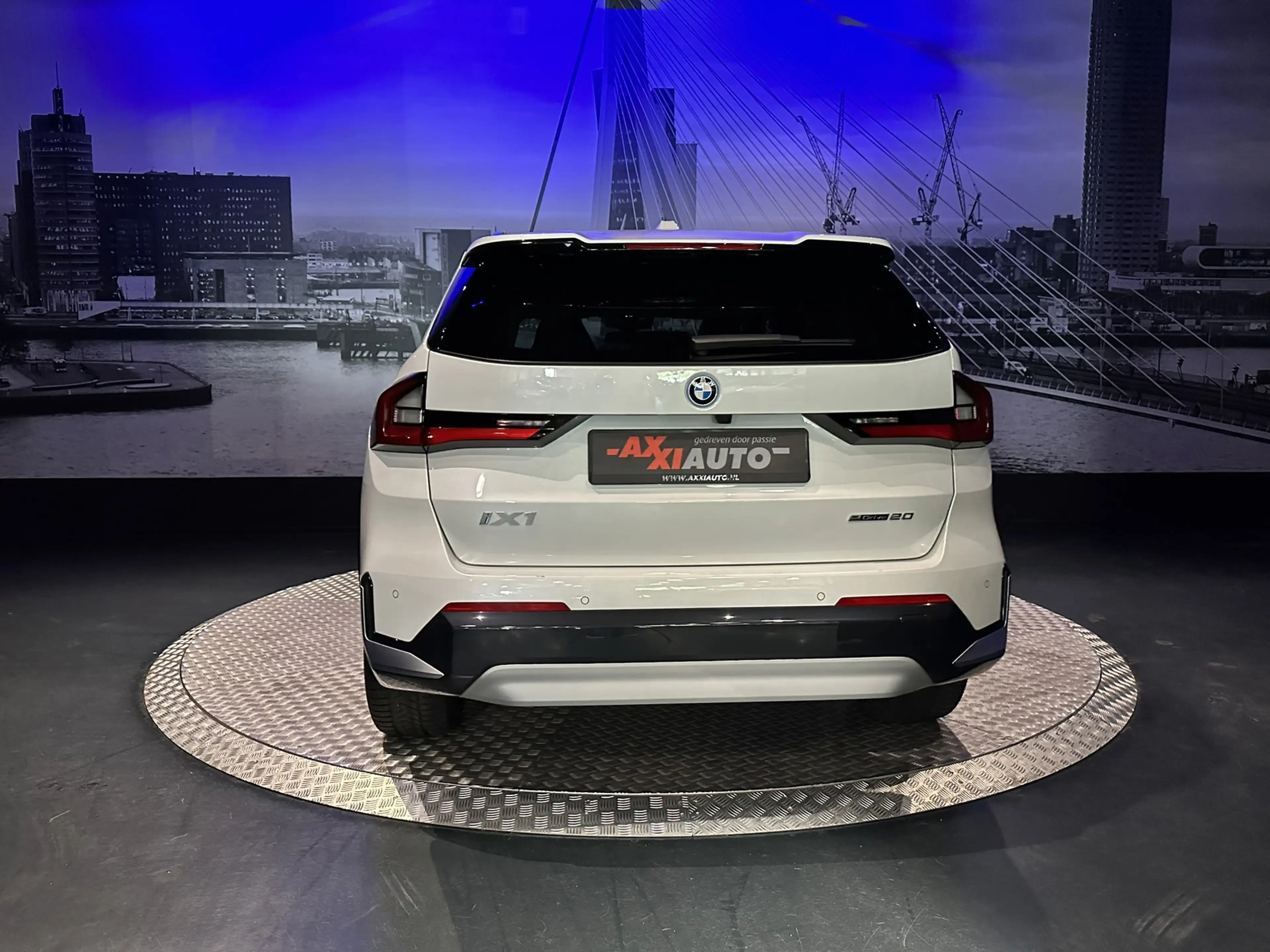 BMW iX1 EDrive20 67 kWh L *Leder*Camera*Premiumpack* — photo 11