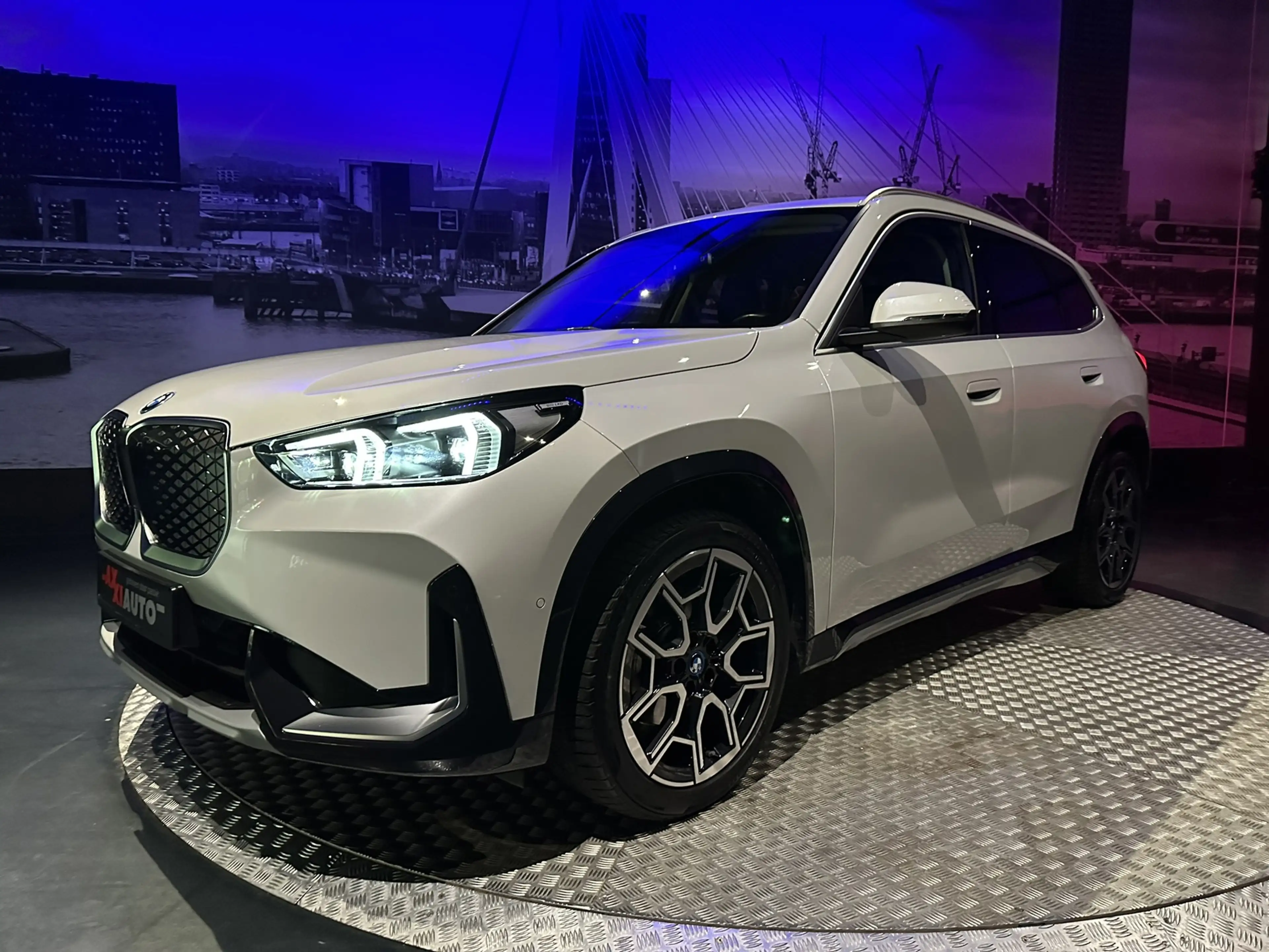 BMW iX1 EDrive20 67 kWh L *Leder*Camera*Premiumpack* — photo 17