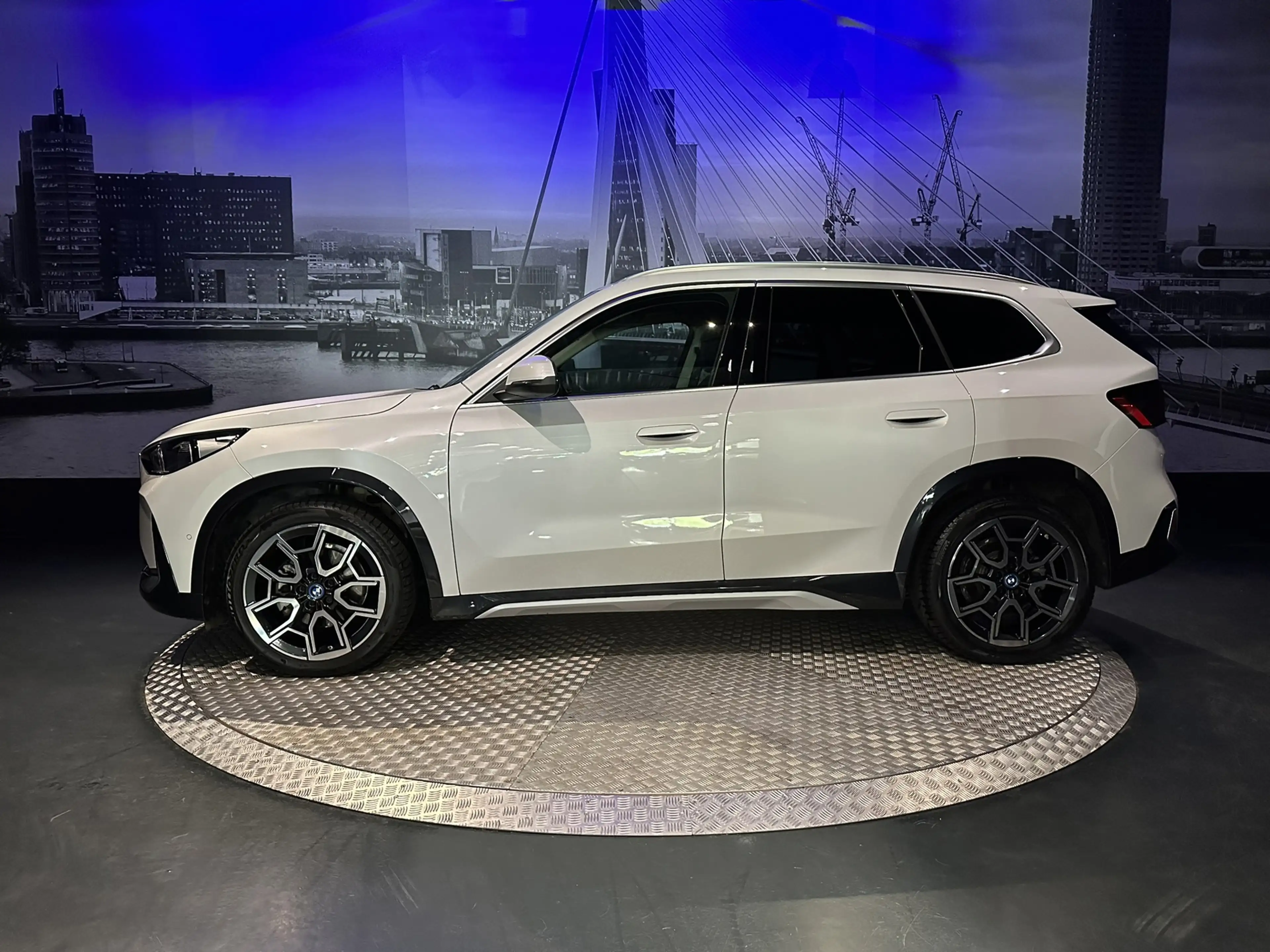 BMW iX1 EDrive20 67 kWh L *Leder*Camera*Premiumpack* — photo 8
