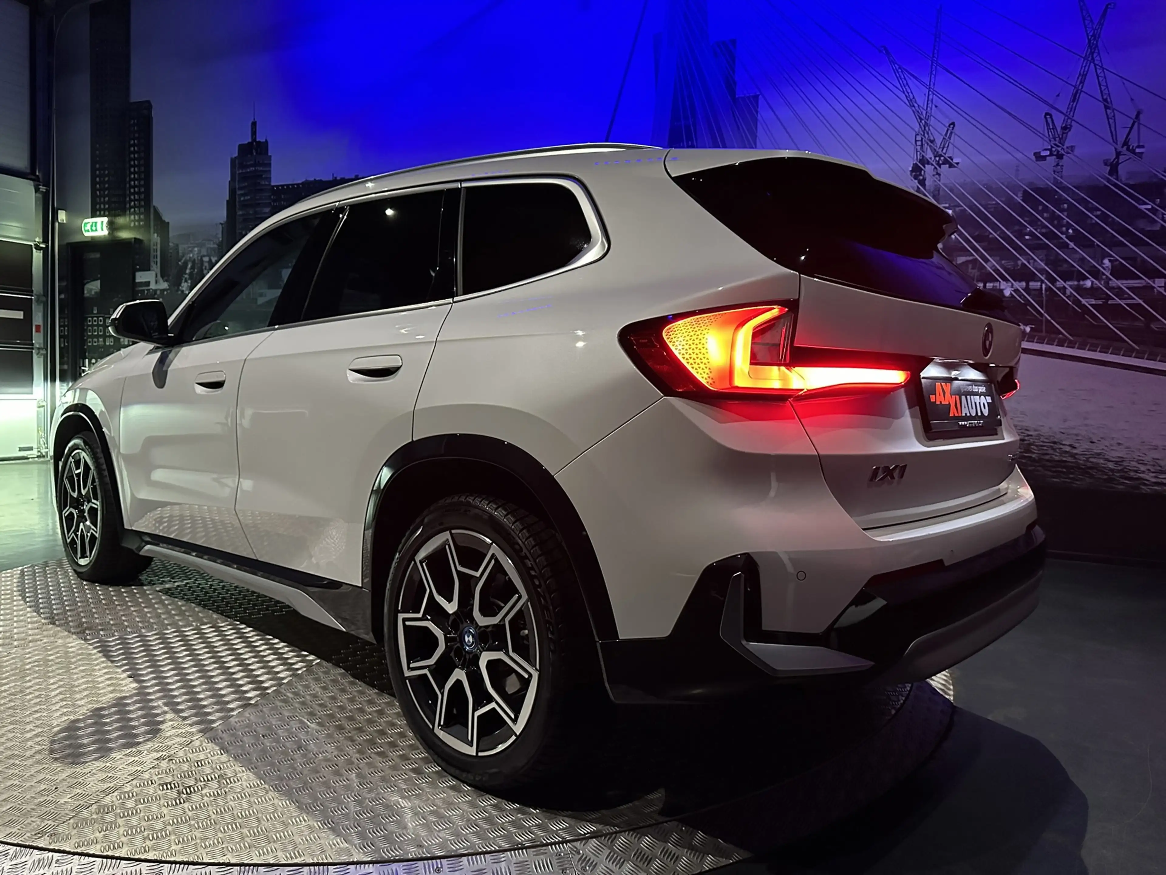 BMW iX1 EDrive20 67 kWh L *Leder*Camera*Premiumpack* — photo 25
