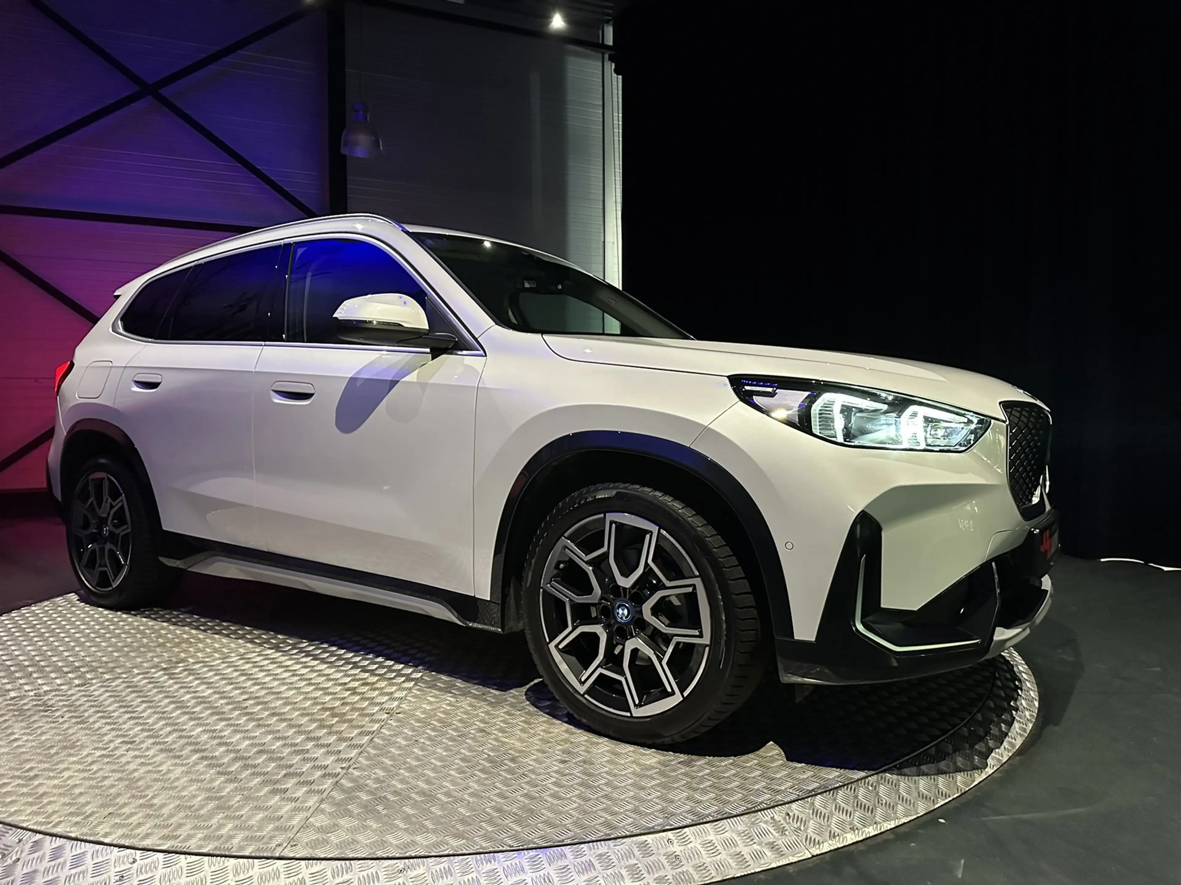 BMW iX1 EDrive20 67 kWh L *Leder*Camera*Premiumpack* — photo 16
