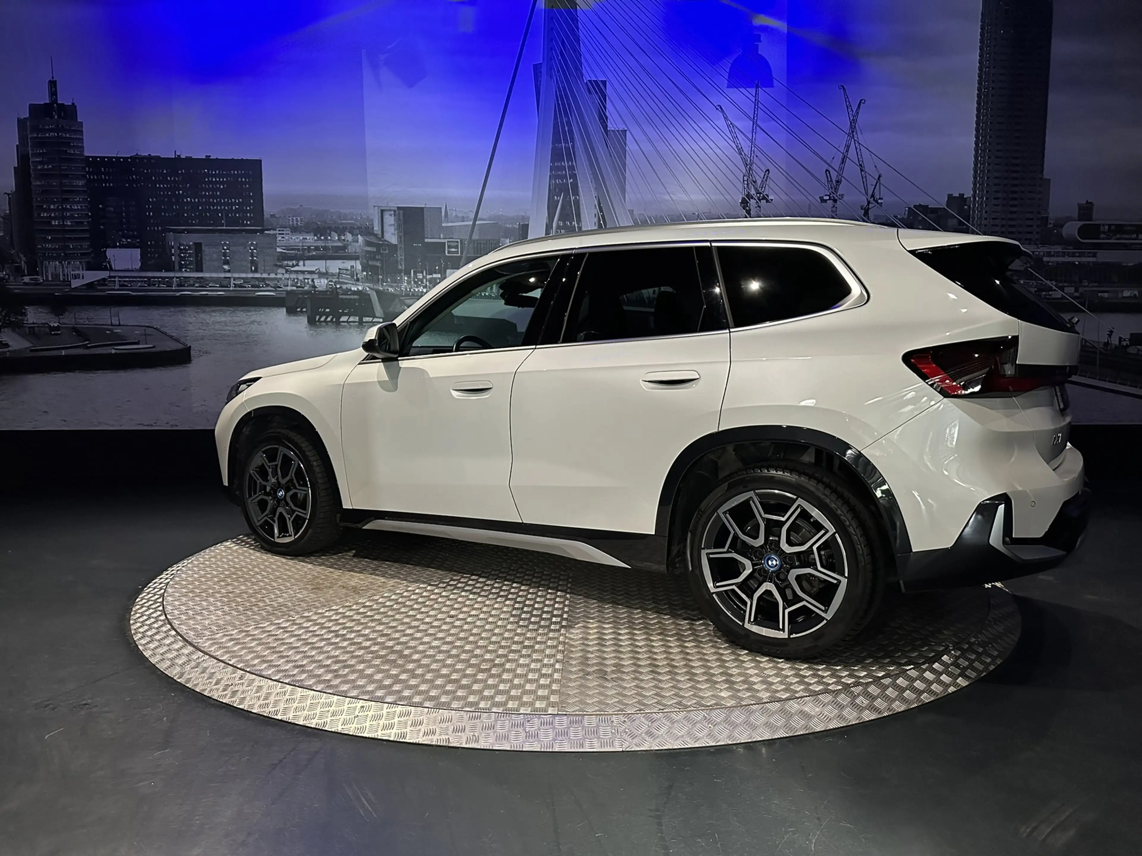 BMW iX1 EDrive20 67 kWh L *Leder*Camera*Premiumpack* — photo 9