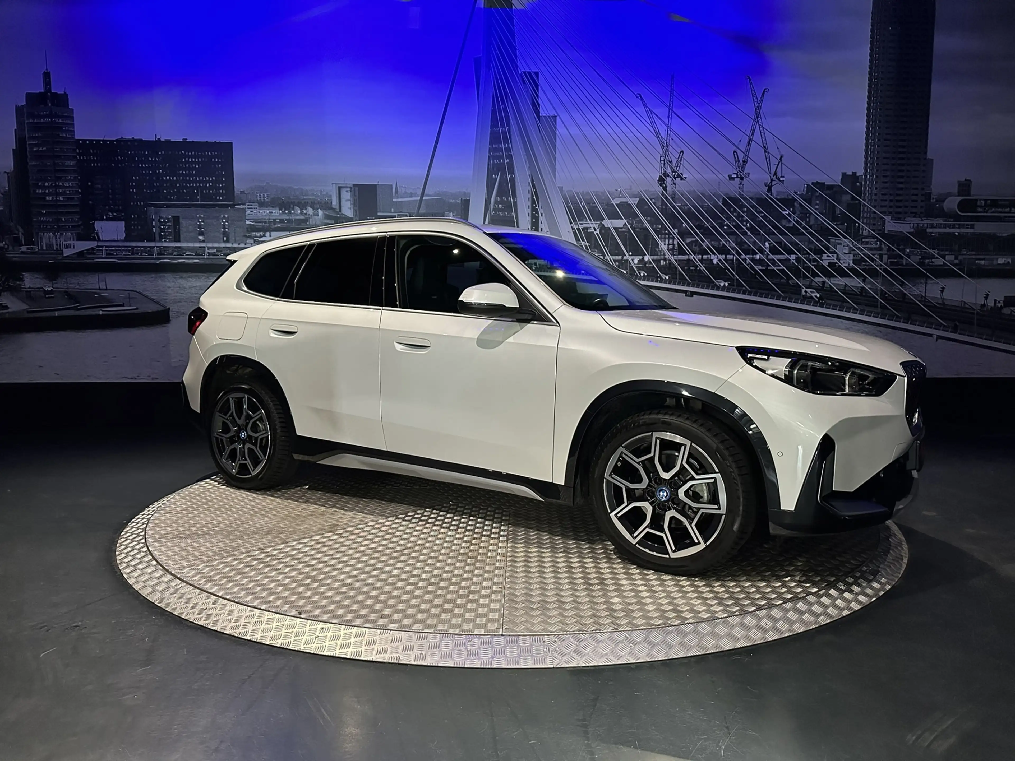BMW iX1 EDrive20 67 kWh L *Leder*Camera*Premiumpack* — photo 3