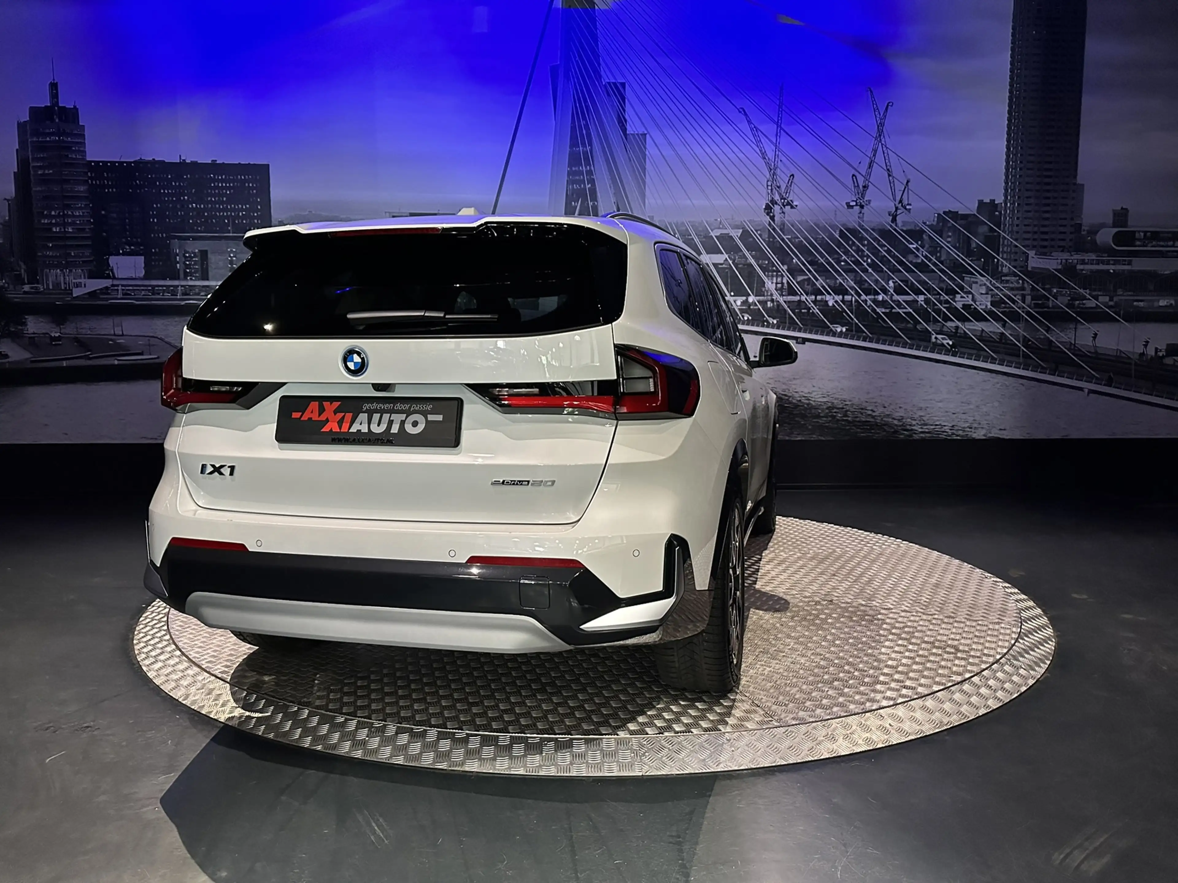BMW iX1 EDrive20 67 kWh L *Leder*Camera*Premiumpack* — photo 12