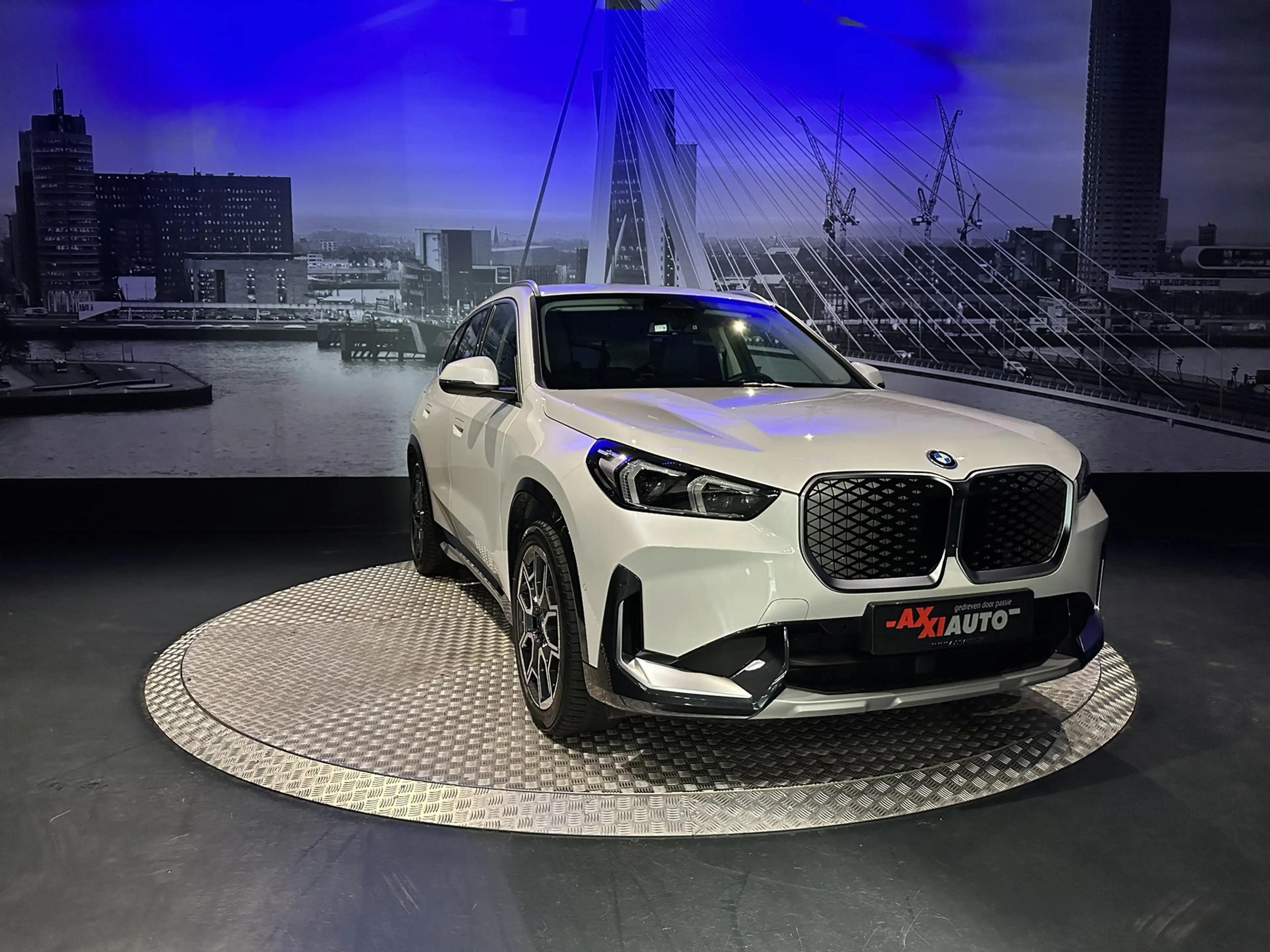 BMW iX1 EDrive20 67 kWh L *Leder*Camera*Premiumpack* — photo 4