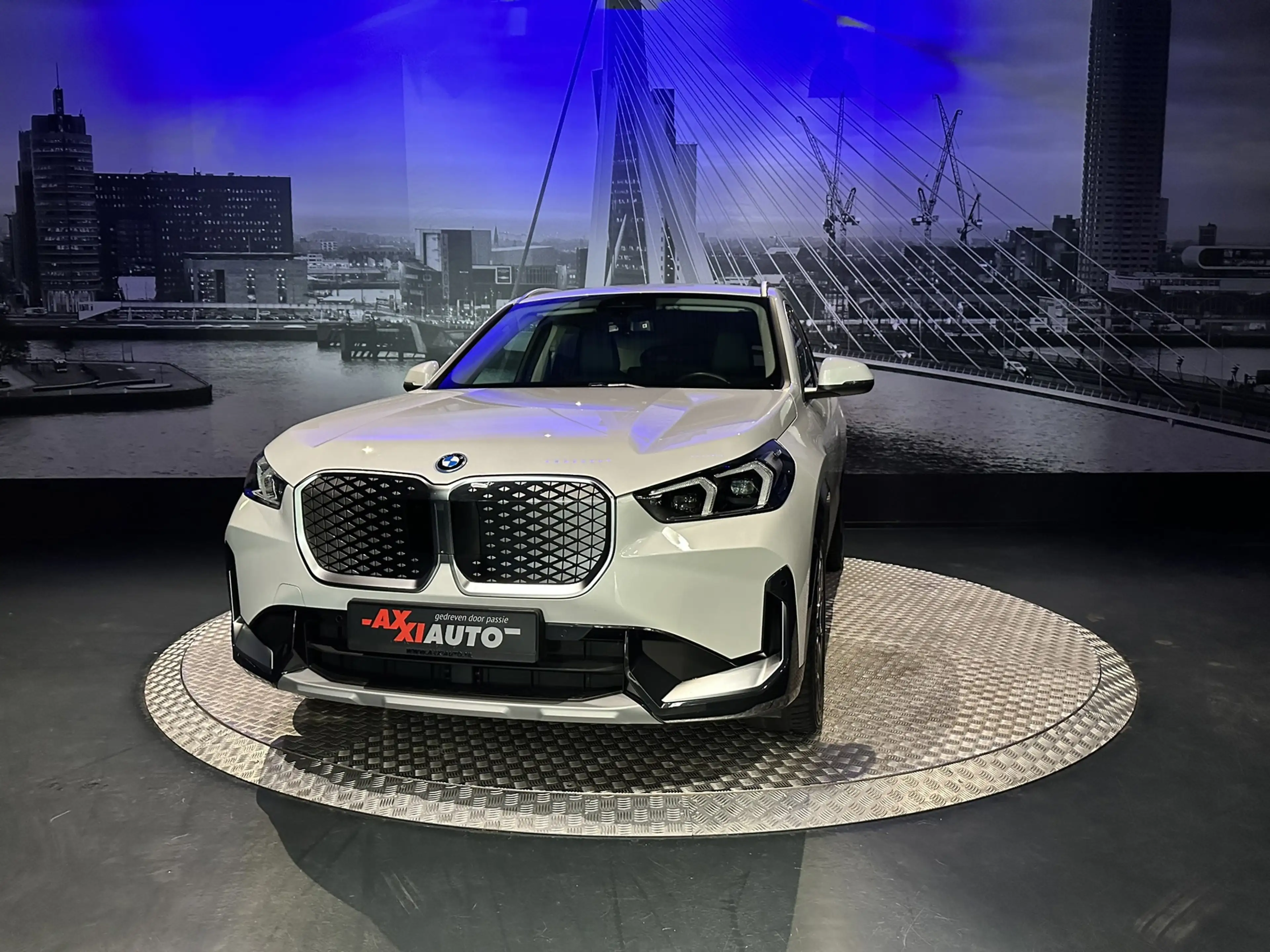 BMW iX1 EDrive20 67 kWh L *Leder*Camera*Premiumpack* — photo 6