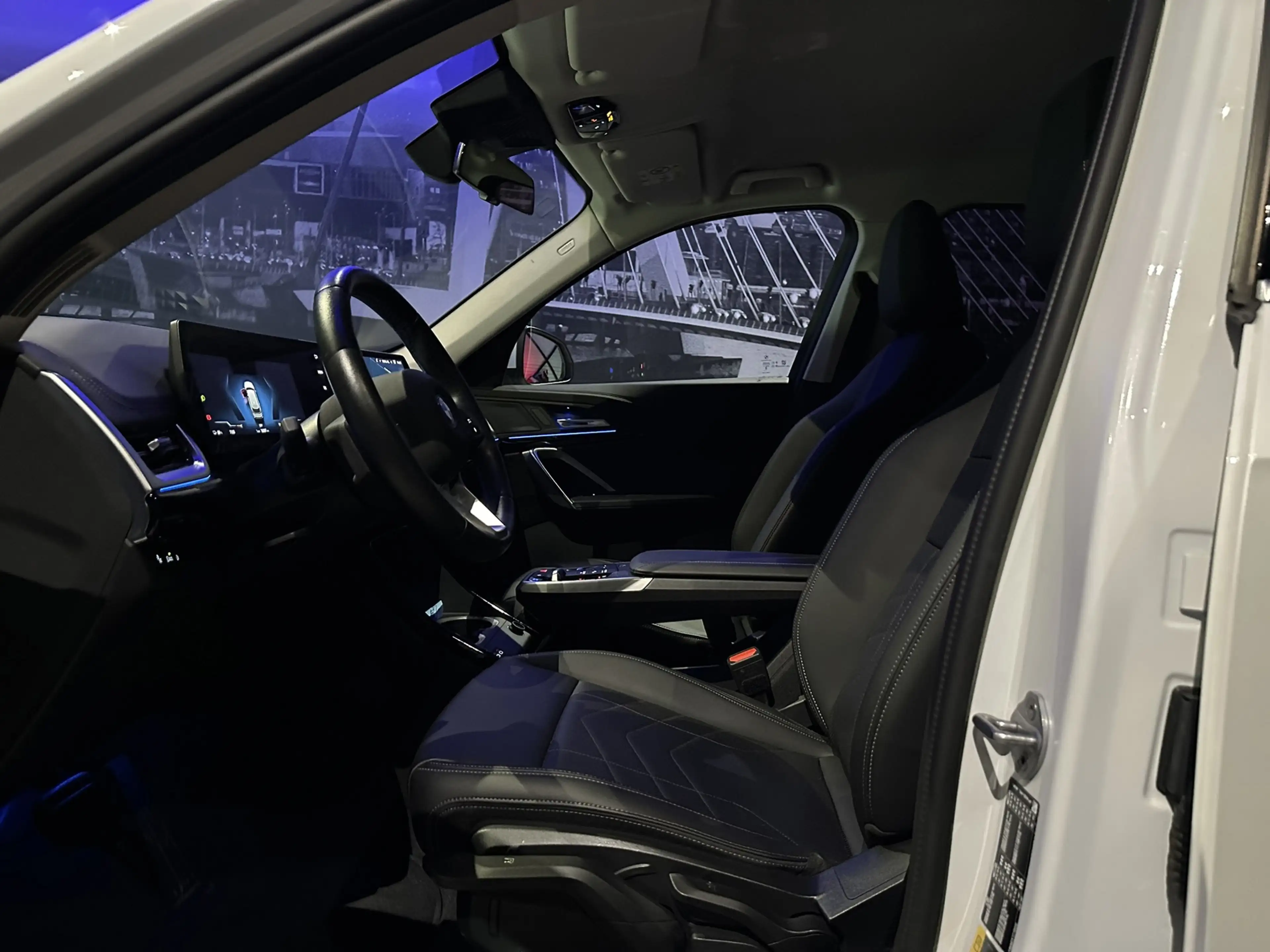 BMW iX1 EDrive20 67 kWh L *Leder*Camera*Premiumpack* — photo 22