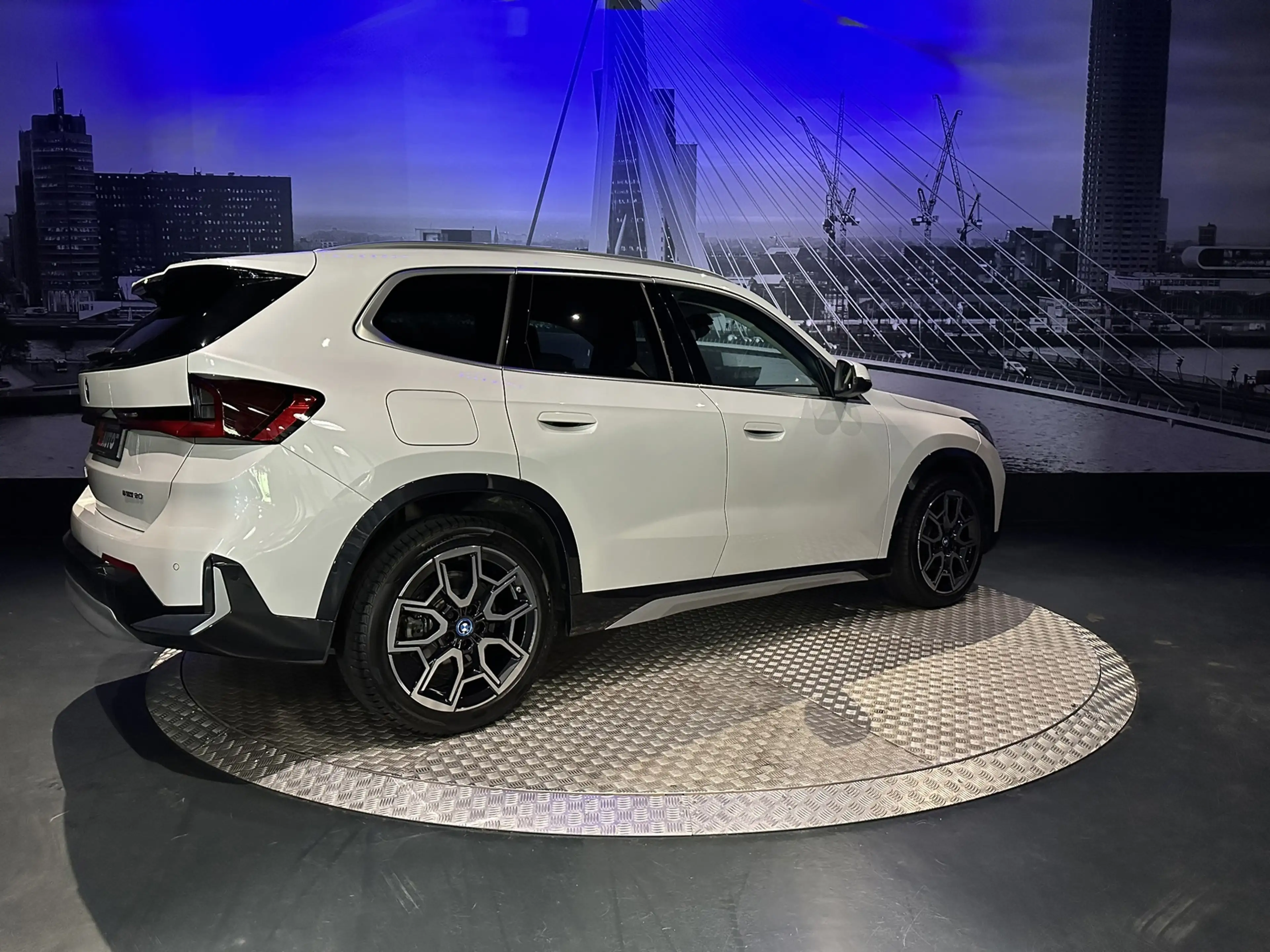 BMW iX1 EDrive20 67 kWh L *Leder*Camera*Premiumpack* — photo 13