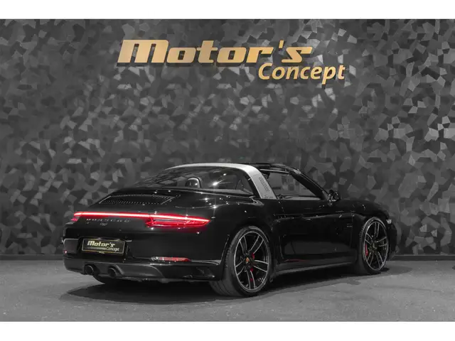 Porsche 911 view 3