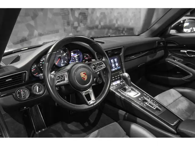 Porsche 911 view 9
