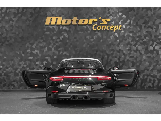 Porsche 911 view 5