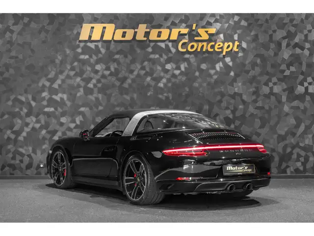 Porsche 911 view 7