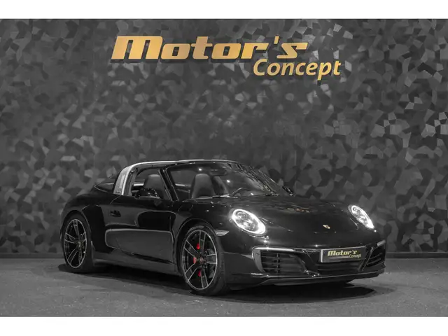 Porsche 911 view 6