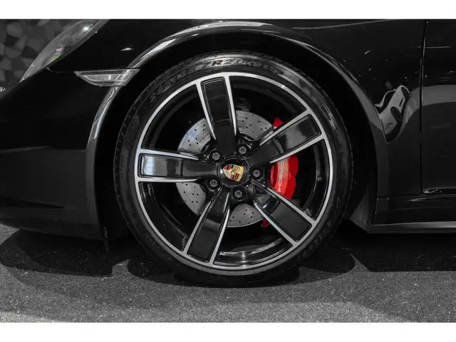 Porsche 911 view 8